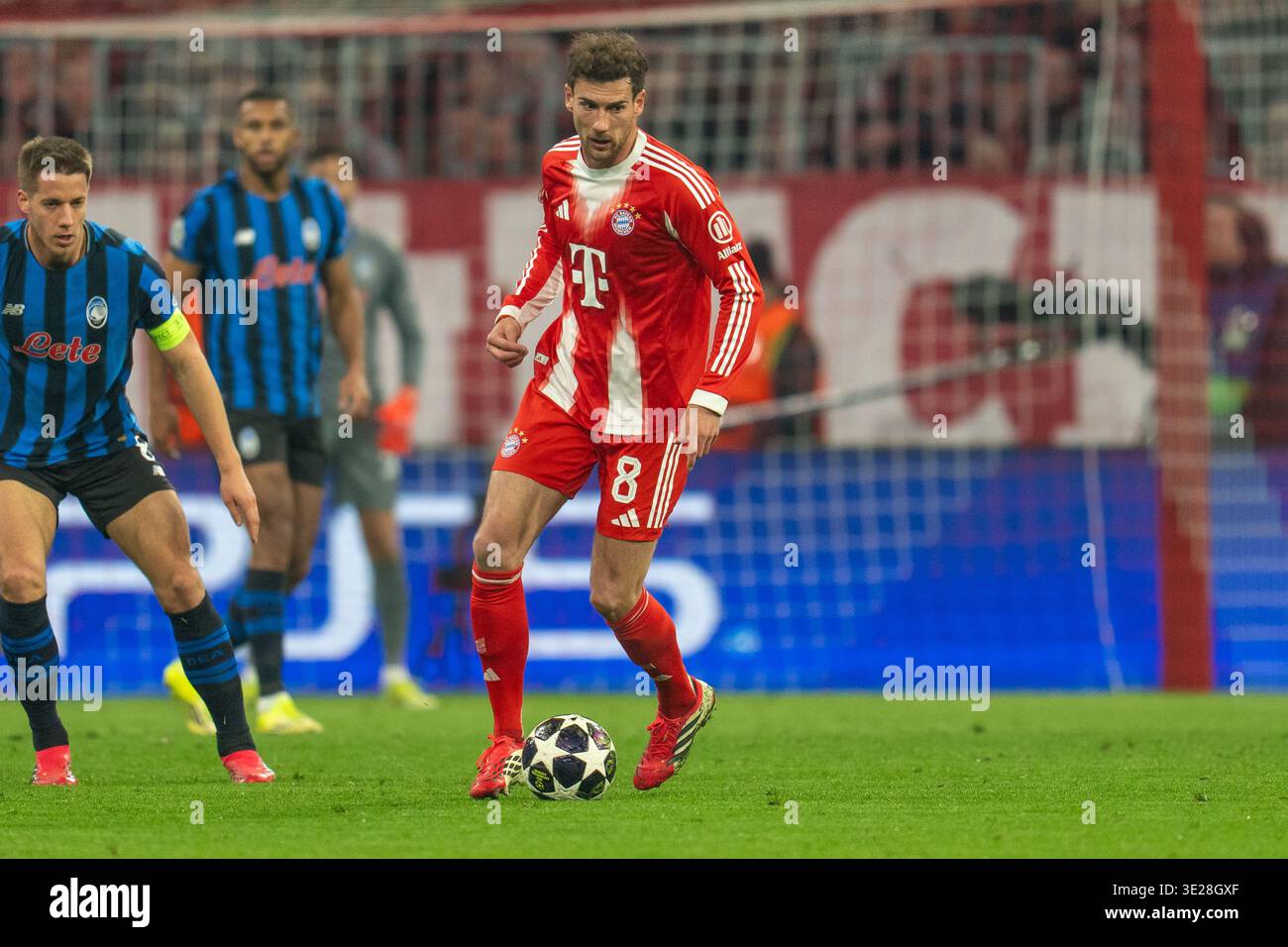 Leon Goretzka (FC FC Bayern Munich, #8) takes a seat on the bench