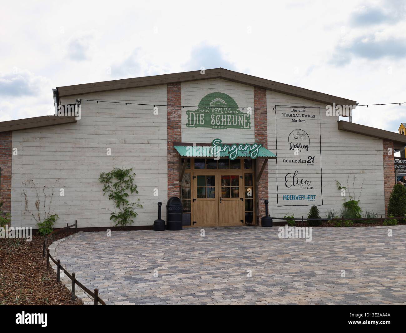 Haupteingang zum Markt- und Gastronomiebereich "Die Scheune" in Karls Erlebnis-Dorf Döbeln, Mittelsachsen Stock Photo