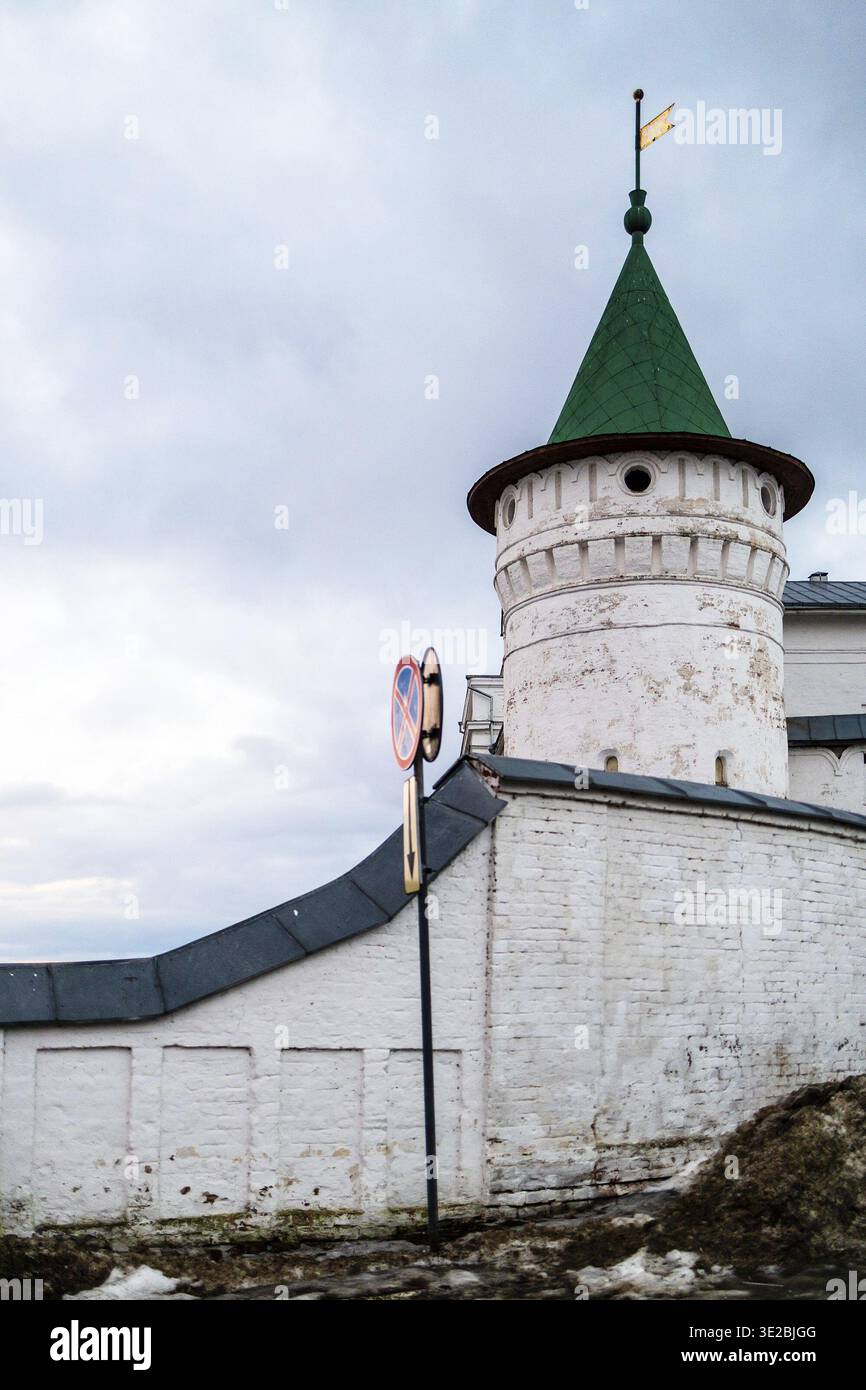 Mauer und Turm des Ipatiev-Klosters in Kostroma Stock Photo