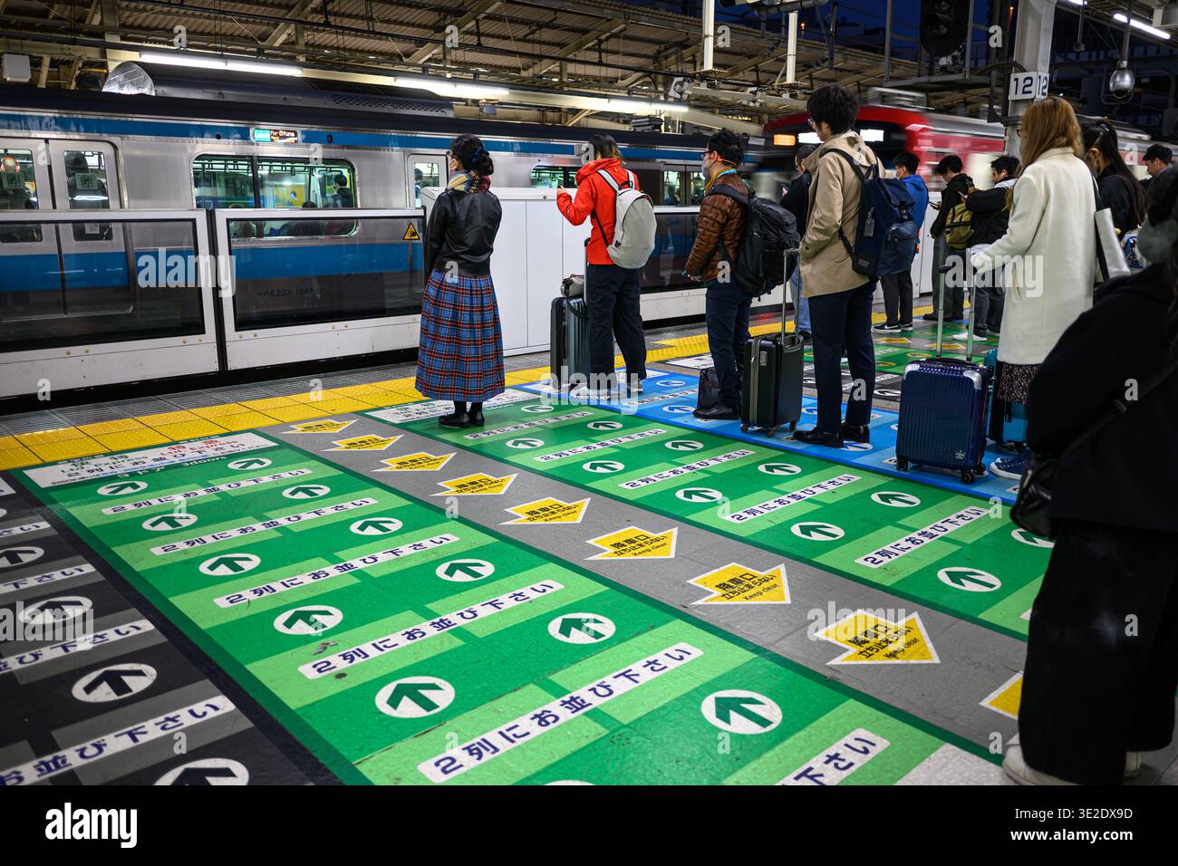 Japanese platform markings hi-res stock photography and images - Alamy
