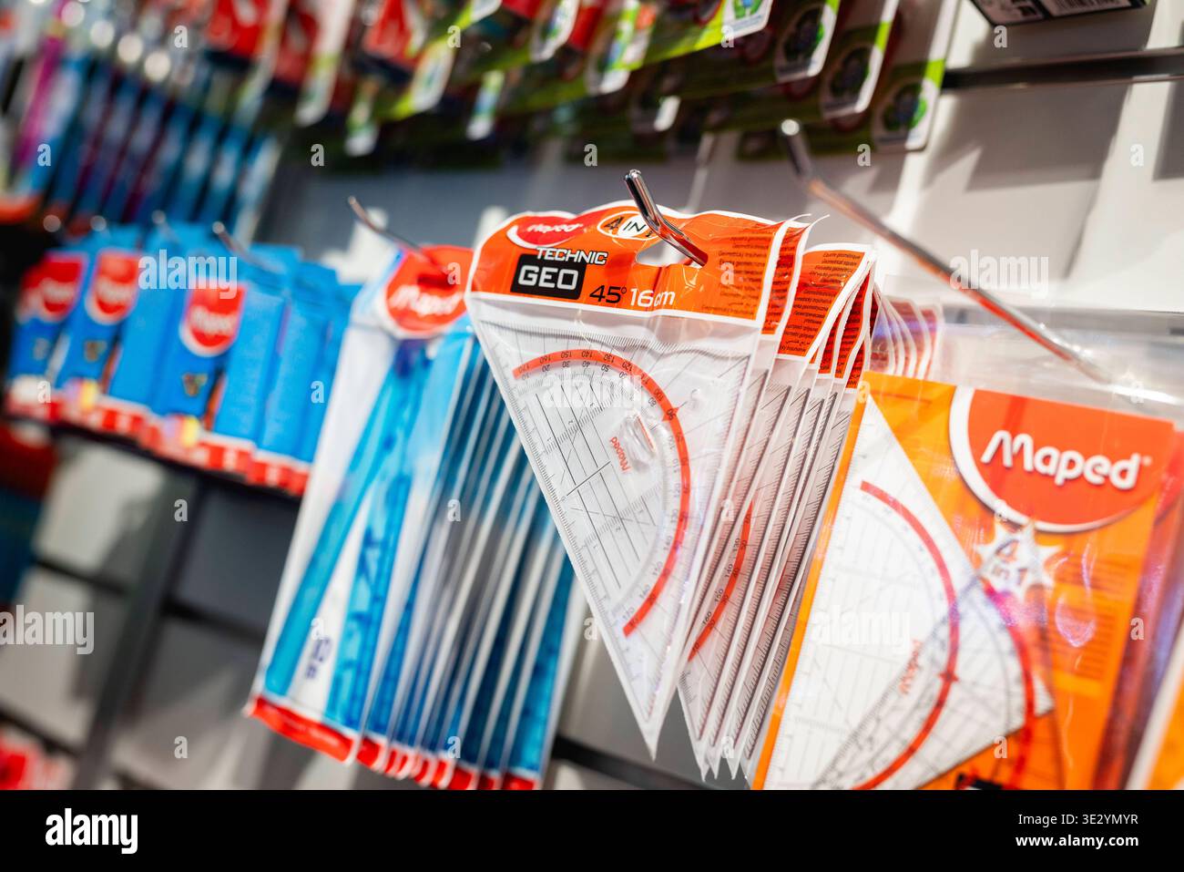 Symbolbild: Schulanfang. Unterrichtsmaterialien haengen sortiert an einer Wand. Aufgenommen im Rahmen der didacta Bildungsmesse in Koeln, 10.03.2026. Stock Photo