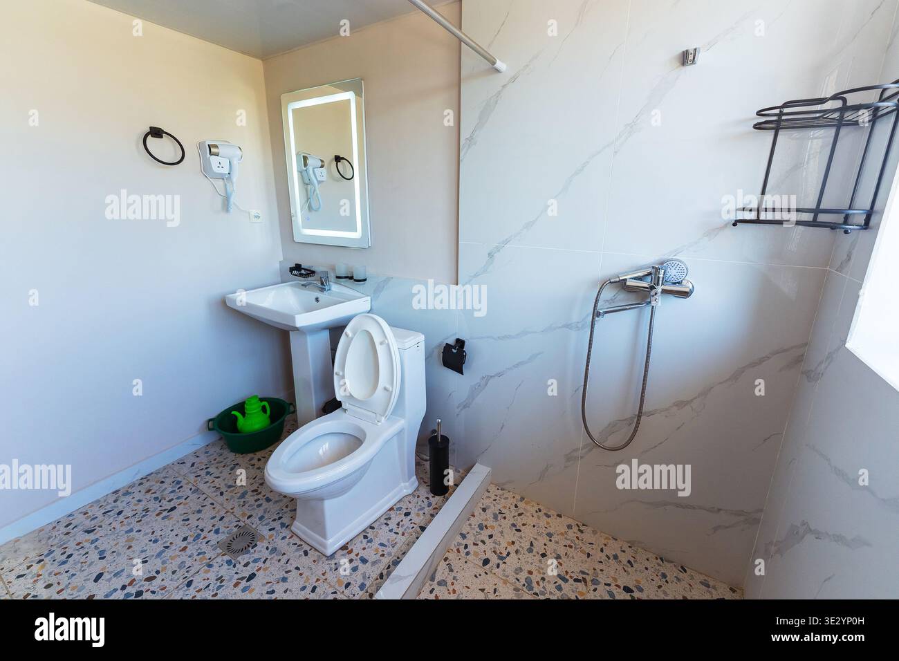 Minimalist Bathroom With Natural Light. Contemporary Bathroom Featuring Clean Design Elements Stock Photo