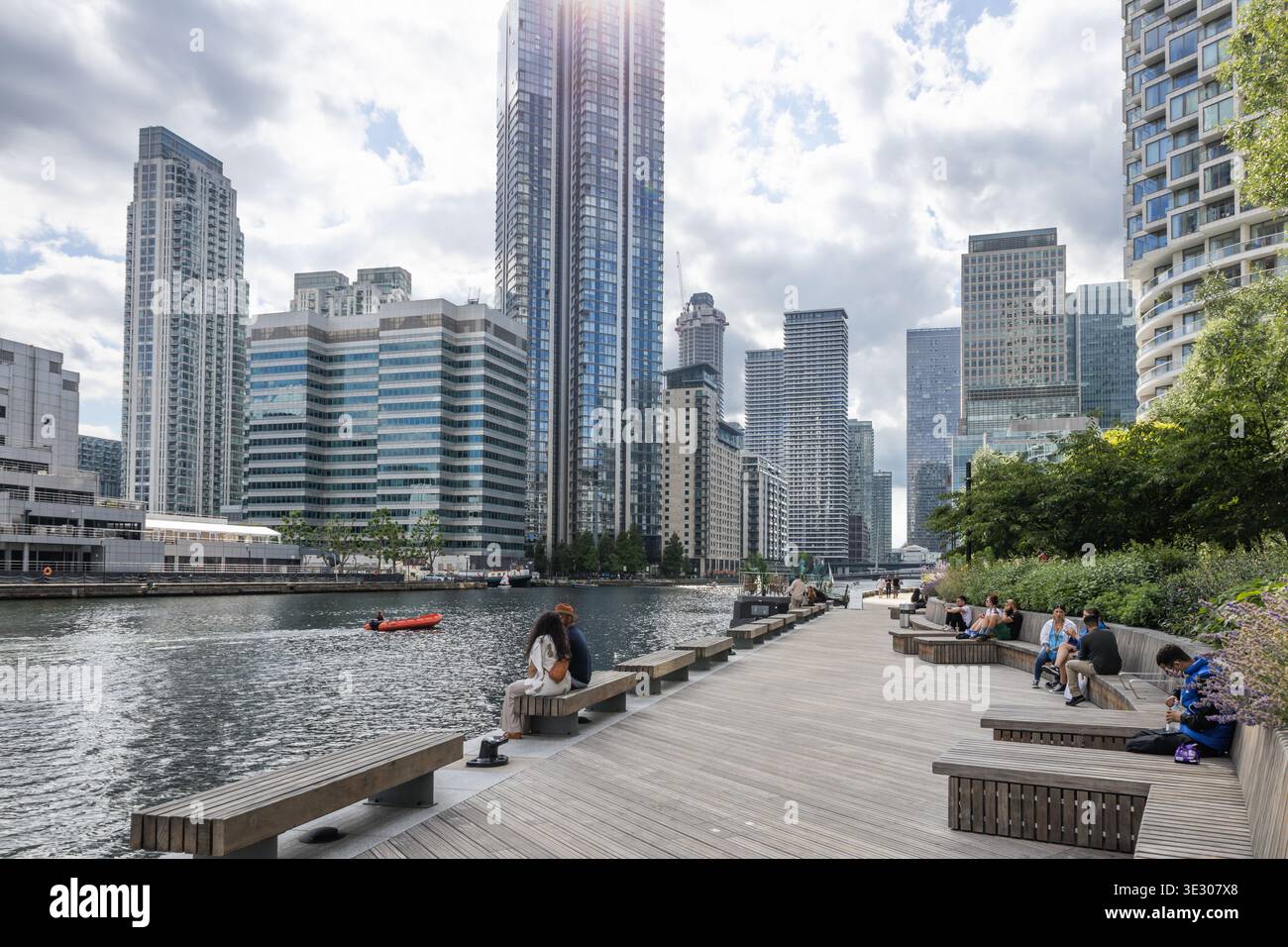 Canary wharf green walkway hi-res stock photography and images - Alamy