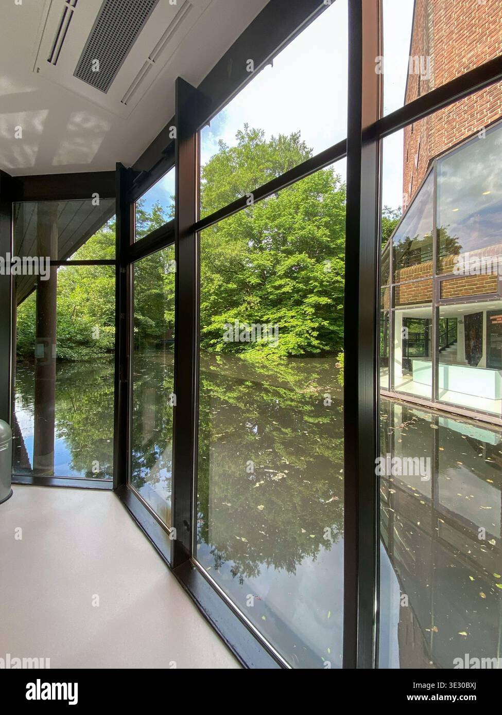 Modern building large window hi-res stock photography and images - Alamy