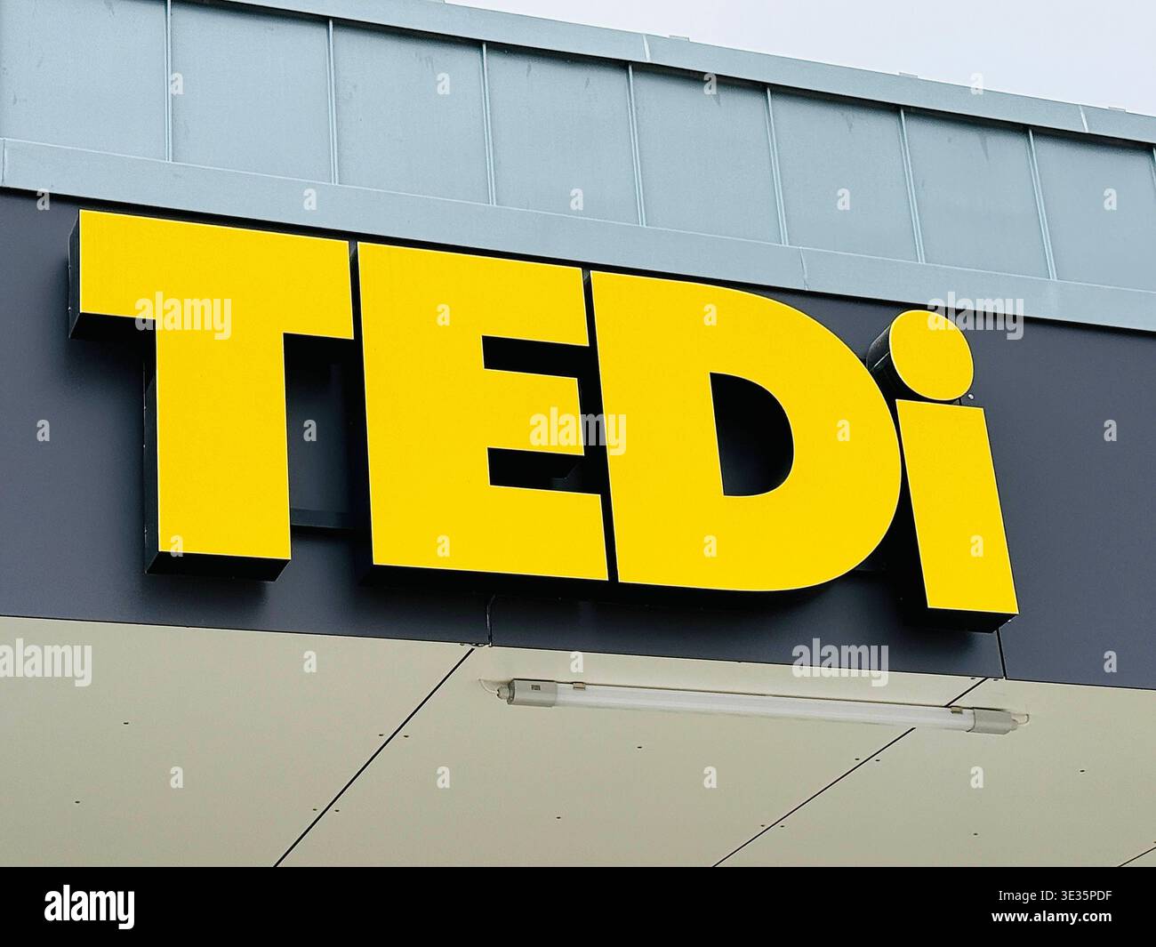 Tedi logo hi-res stock photography and images