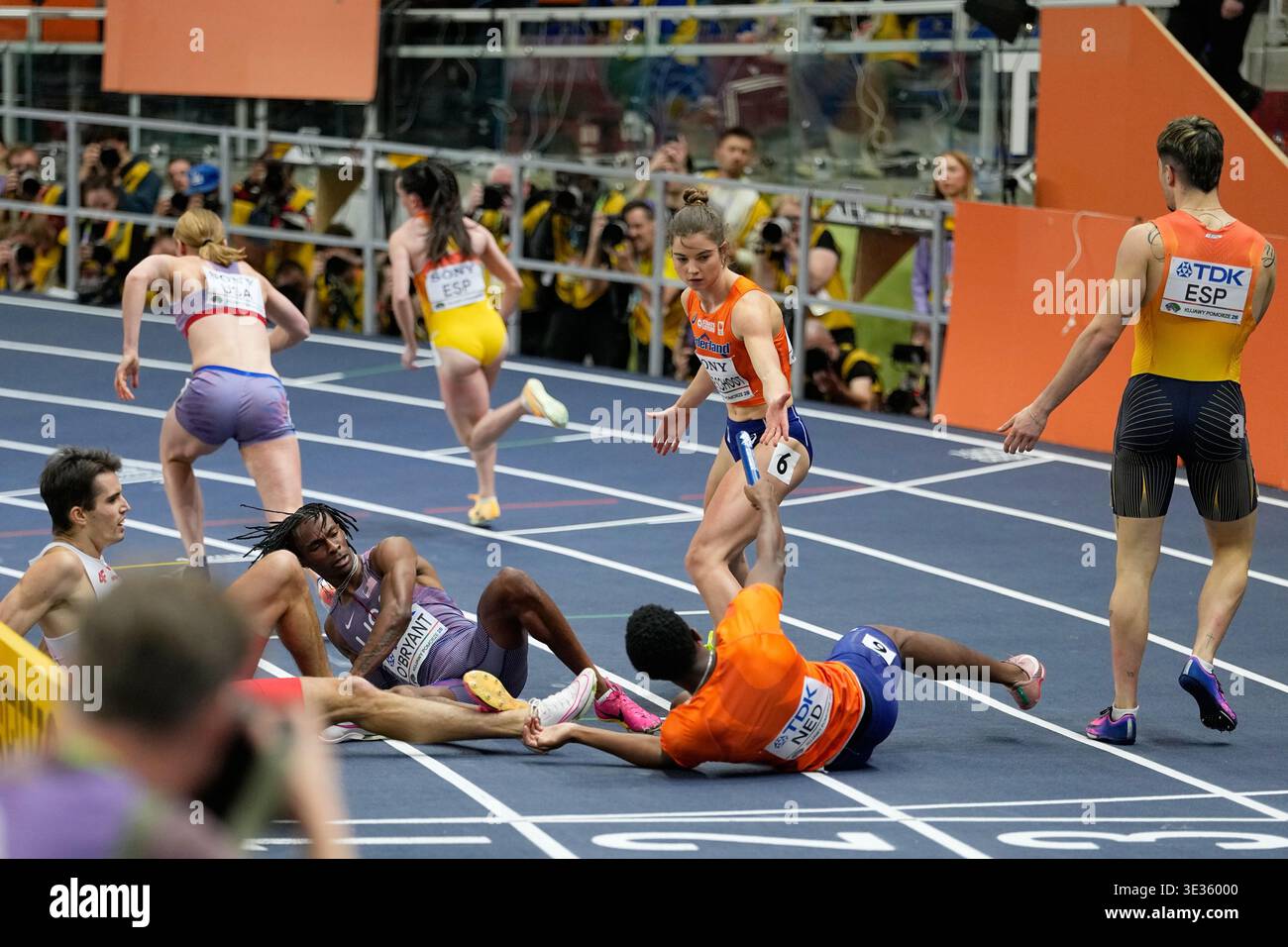 Myrte van Der Schoot of Team Netherlands receives the baton from Keenan ...