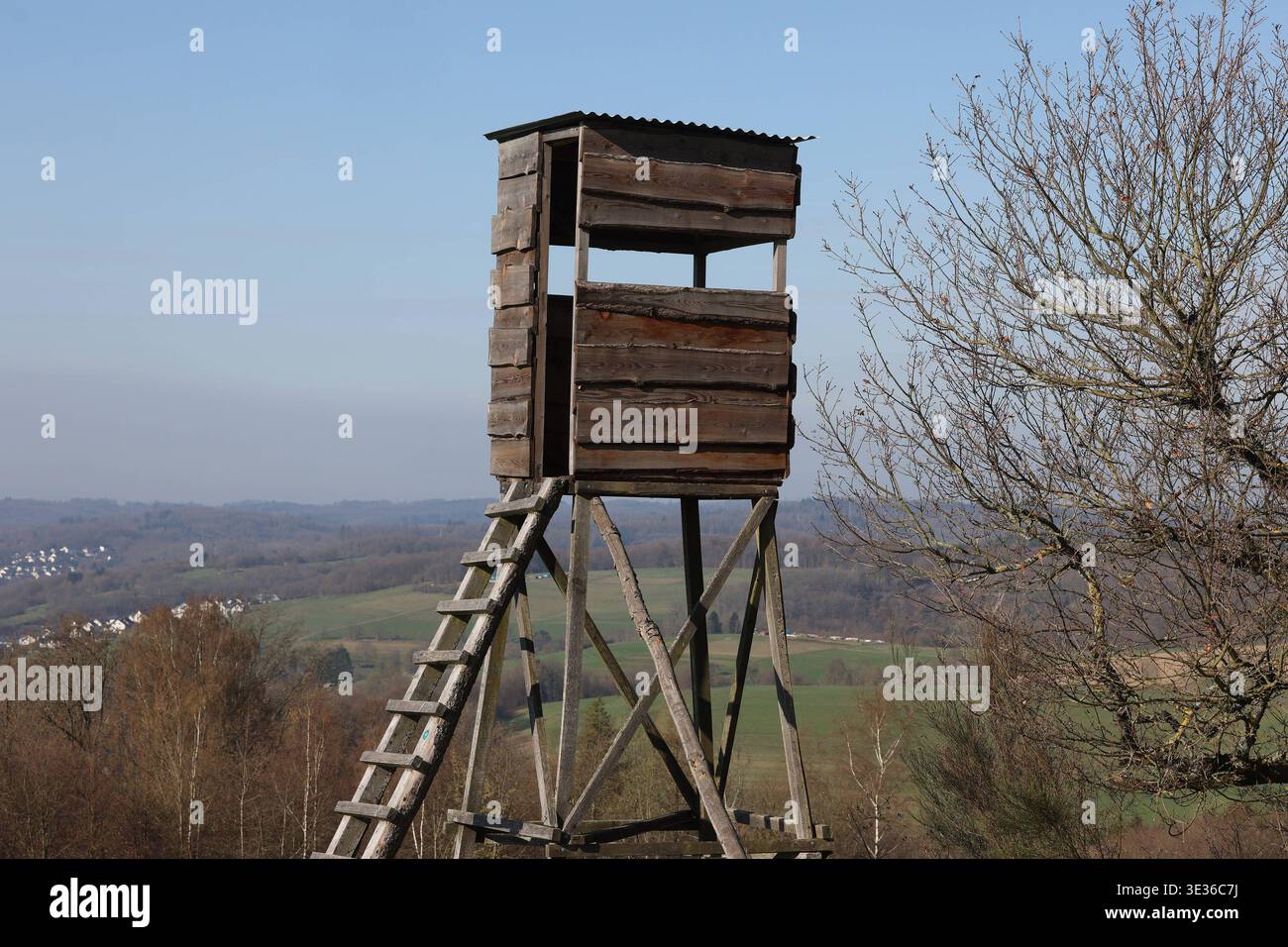 Jaegersitz Jägersitz bei Siegen-Oberschelden. Im Hintergrund geht der Blick Richtung Freudenberg. Der Himmel ist blau und Wolkenlos. Jaegersitz Jägersitz im Siegerland am 21.03.2026 in Siegen/Deutschland. *** Jaegersitz Jägersitz near Siegen Oberschelden In the background the view goes towards Freudenberg The sky is blue and cloudless Jaegersitz Jägersitz in Siegerland on 21 03 2026 in Siegen Germany Stock Photo