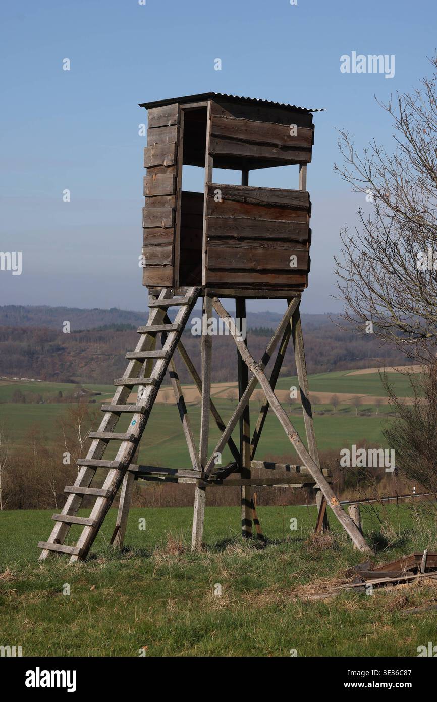Jaegersitz Jägersitz bei Siegen-Oberschelden. Im Hintergrund geht der Blick Richtung Freudenberg. Der Himmel ist blau und Wolkenlos. Jaegersitz Jägersitz im Siegerland am 21.03.2026 in Siegen/Deutschland. *** Jaegersitz Jägersitz near Siegen Oberschelden In the background the view goes towards Freudenberg The sky is blue and cloudless Jaegersitz Jägersitz in Siegerland on 21 03 2026 in Siegen Germany Stock Photo