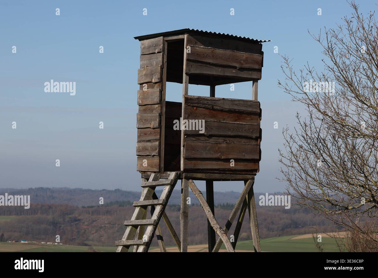 Jaegersitz Jägersitz bei Siegen-Oberschelden. Im Hintergrund geht der Blick Richtung Freudenberg. Der Himmel ist blau und Wolkenlos. Jaegersitz Jägersitz im Siegerland am 21.03.2026 in Siegen/Deutschland. *** Jaegersitz Jägersitz near Siegen Oberschelden In the background the view goes towards Freudenberg The sky is blue and cloudless Jaegersitz Jägersitz in Siegerland on 21 03 2026 in Siegen Germany Stock Photo