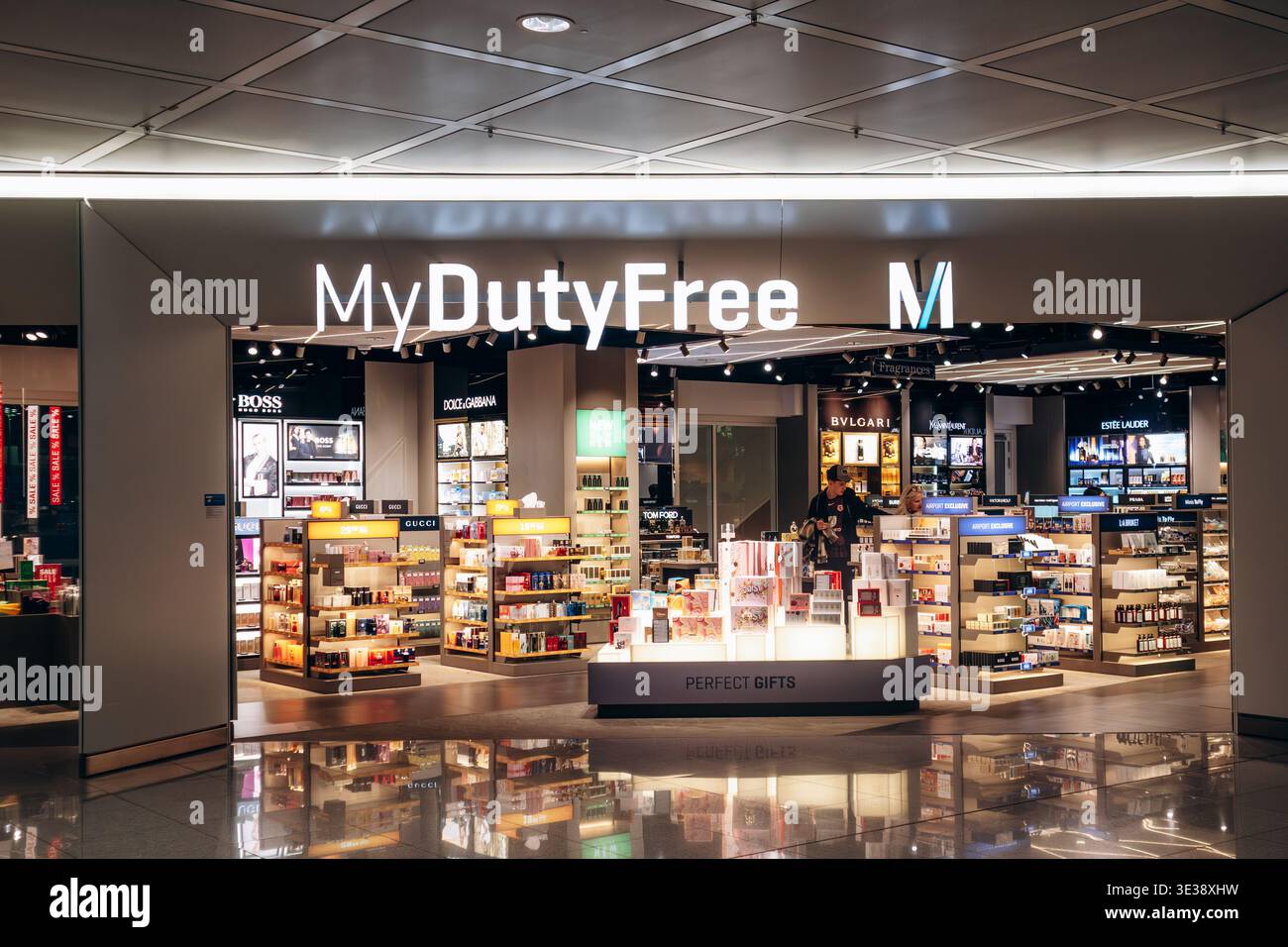 Duty free shop munich hi-res stock photography and images