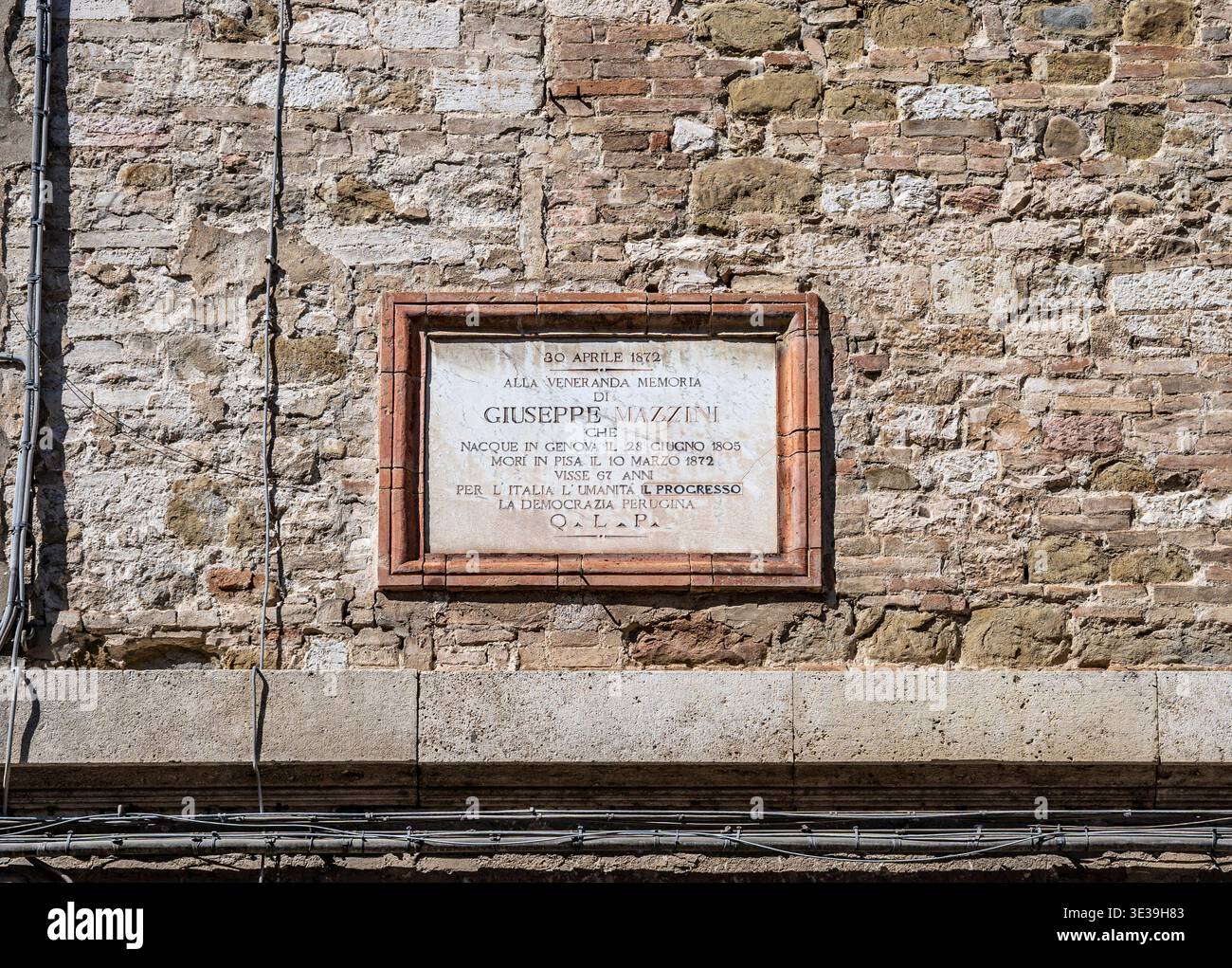 Memorial plaque dedicated to Giuseppe Mazzini (1805-1872), Italian patriot, in Piazza Biordo Michelotti, in Perugia, Umbria region, Italy Stock Photo