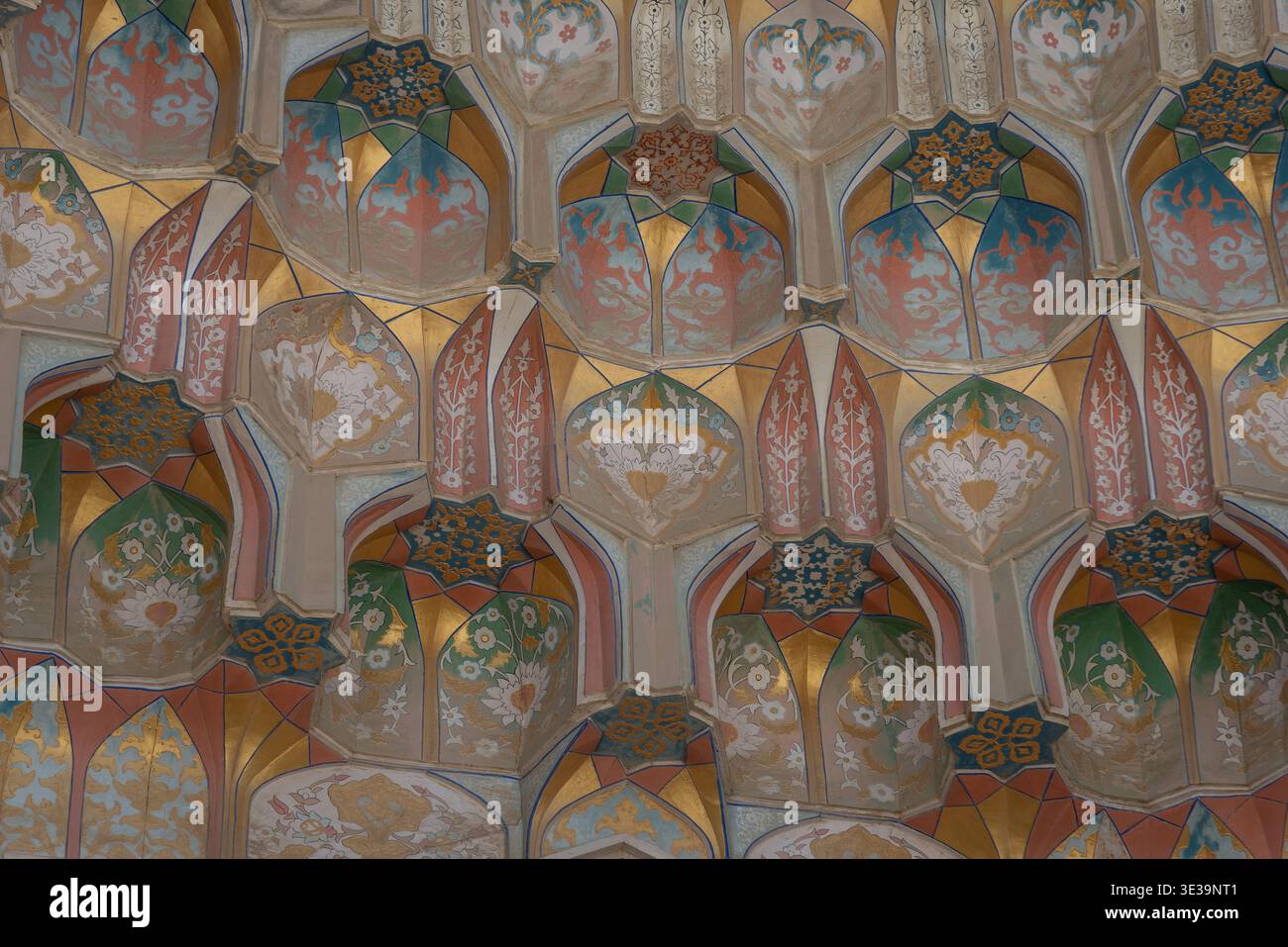Islamic art pattern ceiling hi-res stock photography and images - Alamy