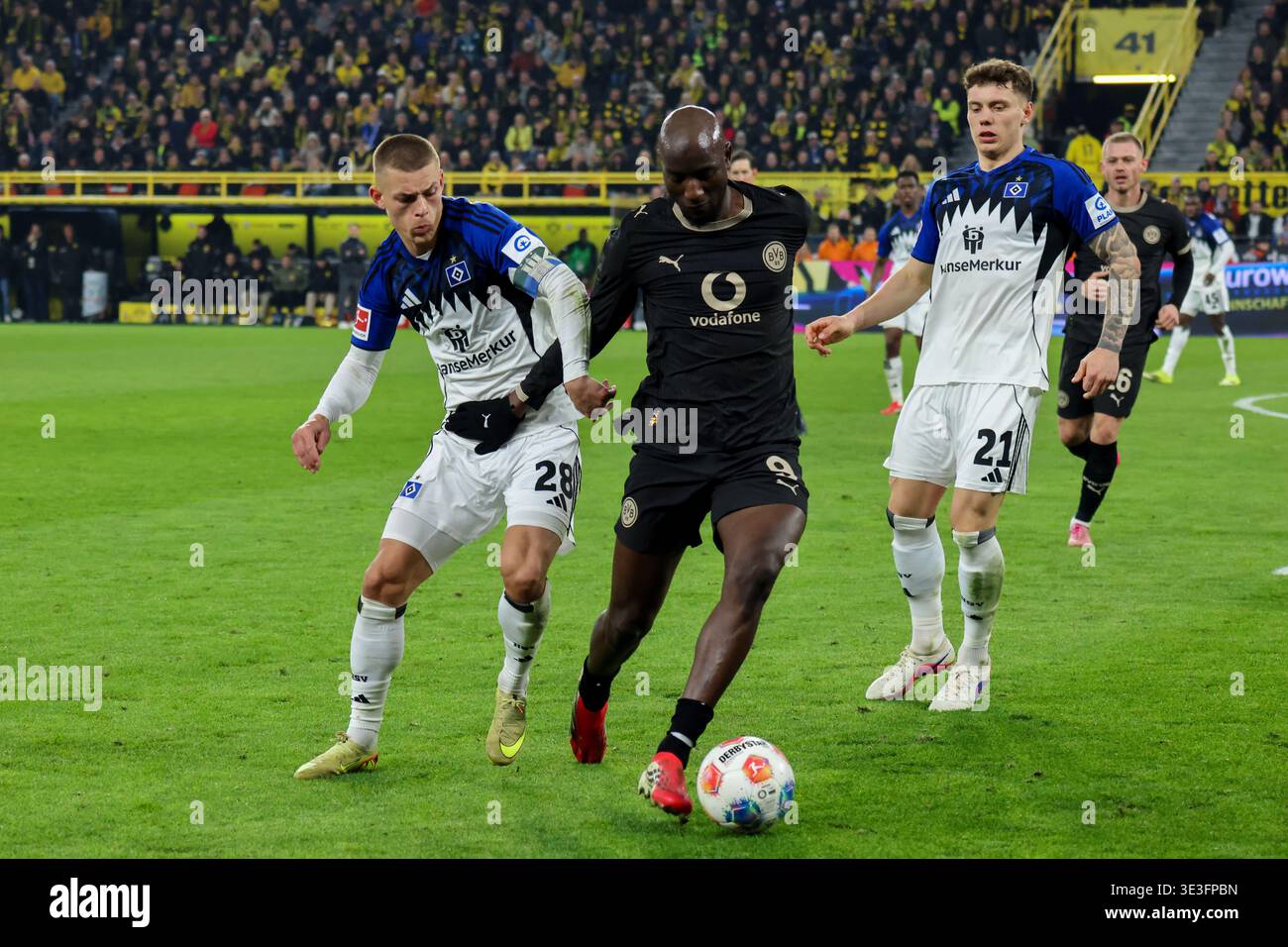 Dortmund, Deutschland. 21st Mar, 2026. Dortmund, Deutschland: 21. März 2026  - 1. Bundesliga - 27. Spieltag - Borussia Dortmund vs. Hamburger SV Im  Bild: v.li. im Zweikampf Miro Muheim (HSV), Serhou Guirassy (