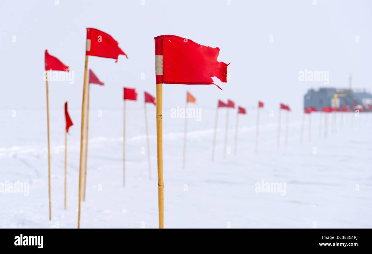 Flagged path to NOAA/GML's Atmospheric Research Observatory in the Clean Air Sector at the South Pole, Antarctica Stock Photo
