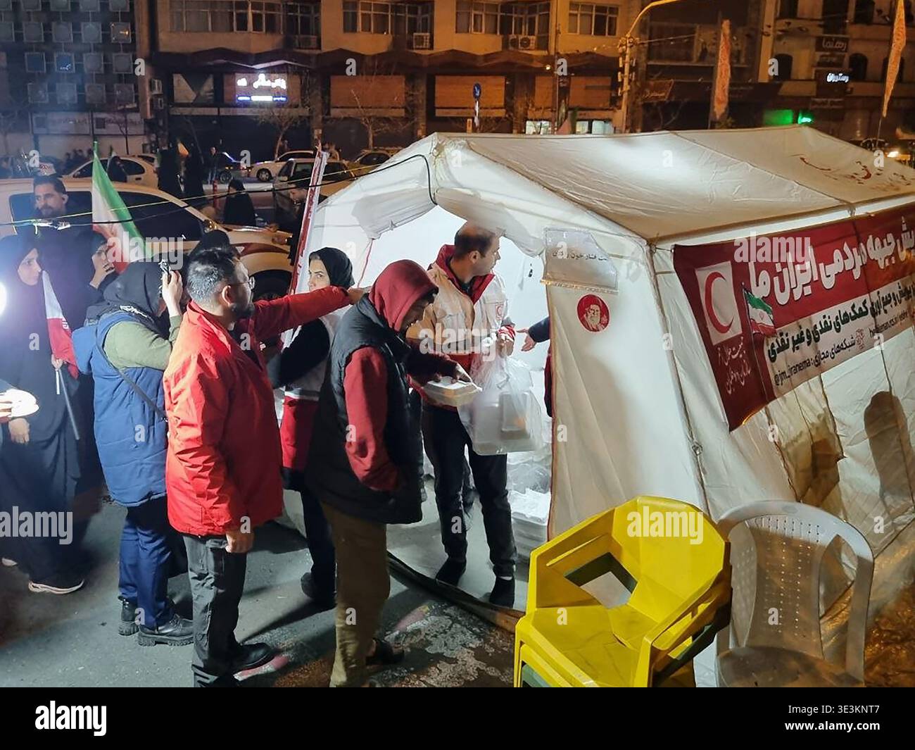Iranian rescue teams, together with the Red Crescent, distributed meals ...