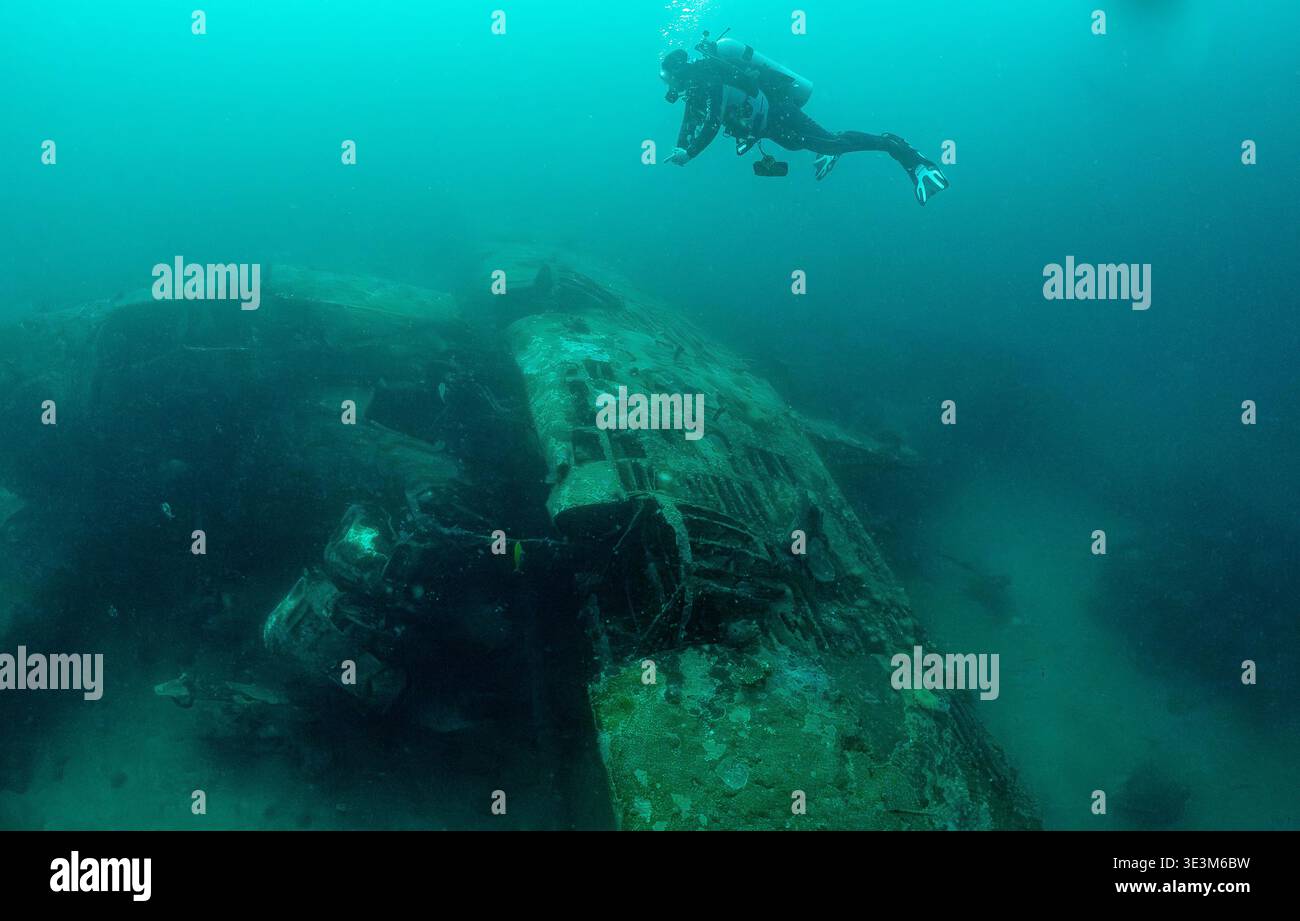Sunken airplane hi-res stock photography and images - Alamy