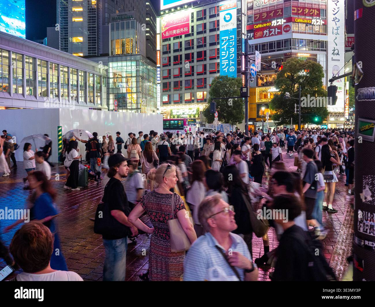 Shibuya scramble crossing tokyo night hi-res stock photography and ...