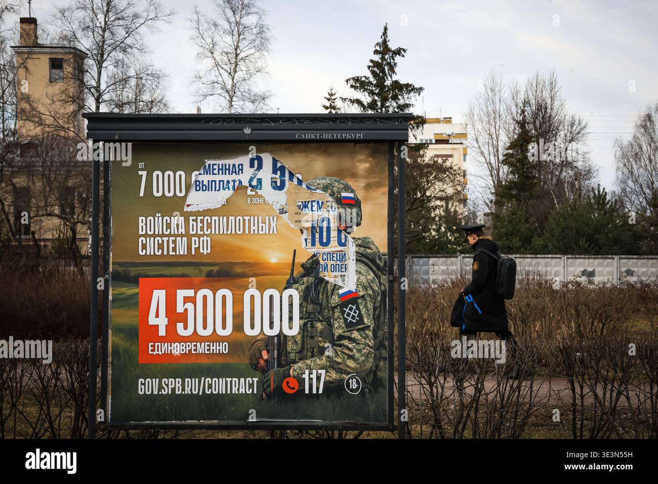 An information billboard advertising contract service in the Russian Armed Forces has been installed on one of the city streets. A large-scale information campaign to recruit citizens for contract military service continues on the streets of St. Petersburg. Billboards and billboards throughout the city display up-to-date information on recruitment for various units of the Russian Armed Forces. Outdoor advertising places particular emphasis on financial terms: billboards list the one-time payment amounts, which will reach 4,500,000 rubles in March 2026. Campaign materials also include contact i Stock Photo