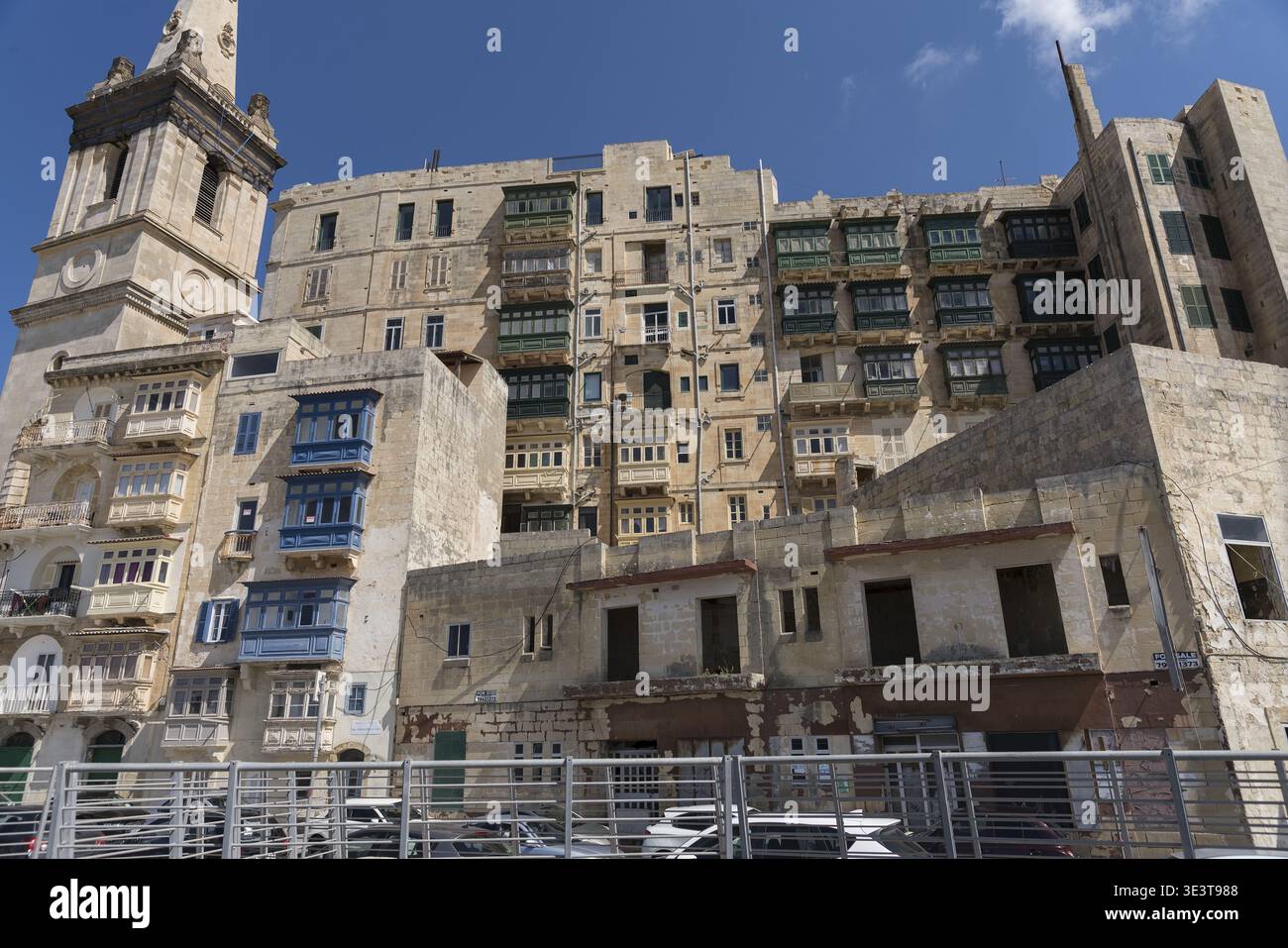 2019 Valletta, tall old tenement houses with traditional balconies in the old town; hohe, alte Mietshäuser mit traditionellen Balkonen in der Altstadt Stock Photo