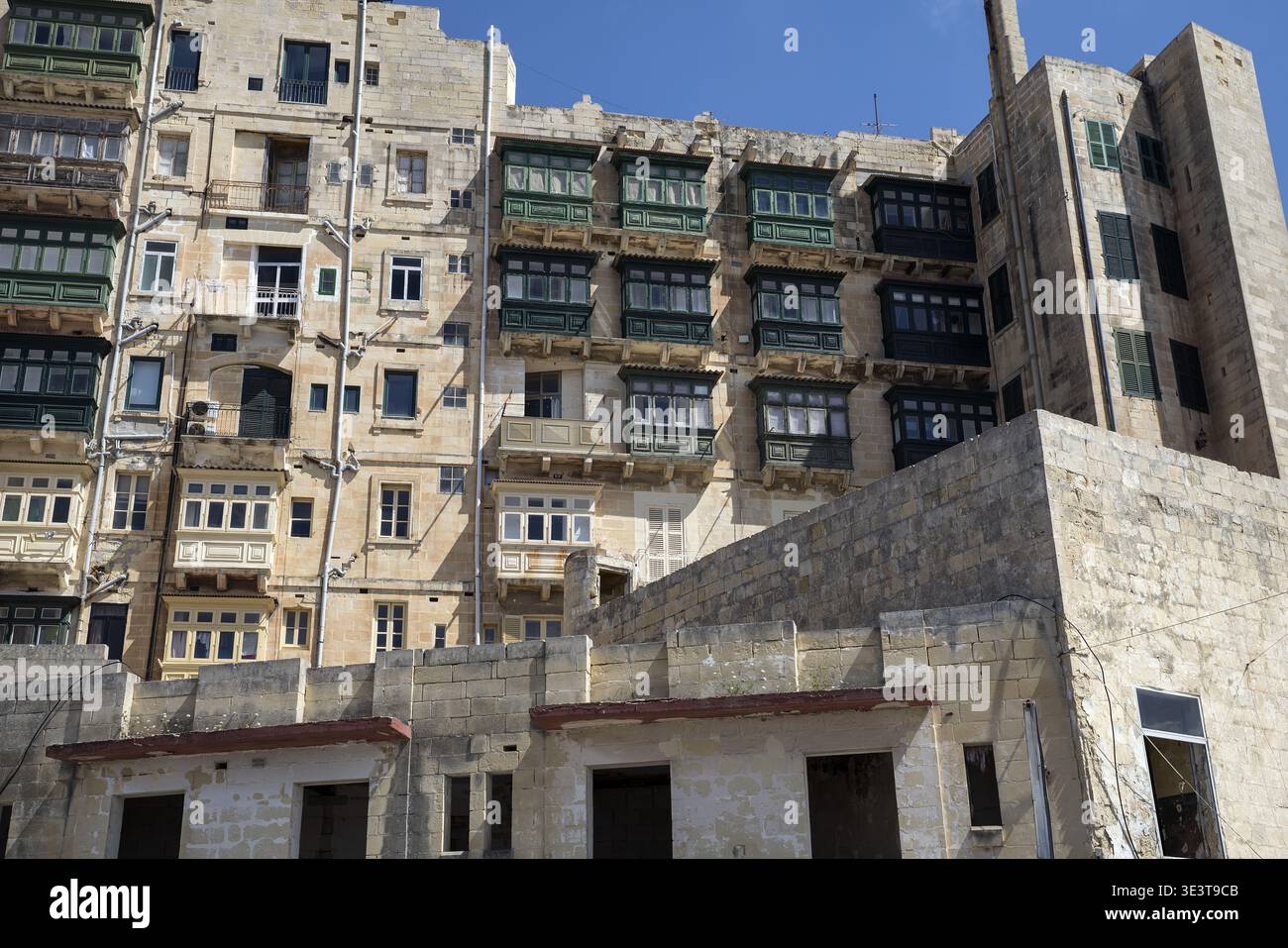 2019 Valletta, tall old tenement houses with traditional balconies in the old town; hohe, alte Mietshäuser mit traditionellen Balkonen in der Altstadt Stock Photo