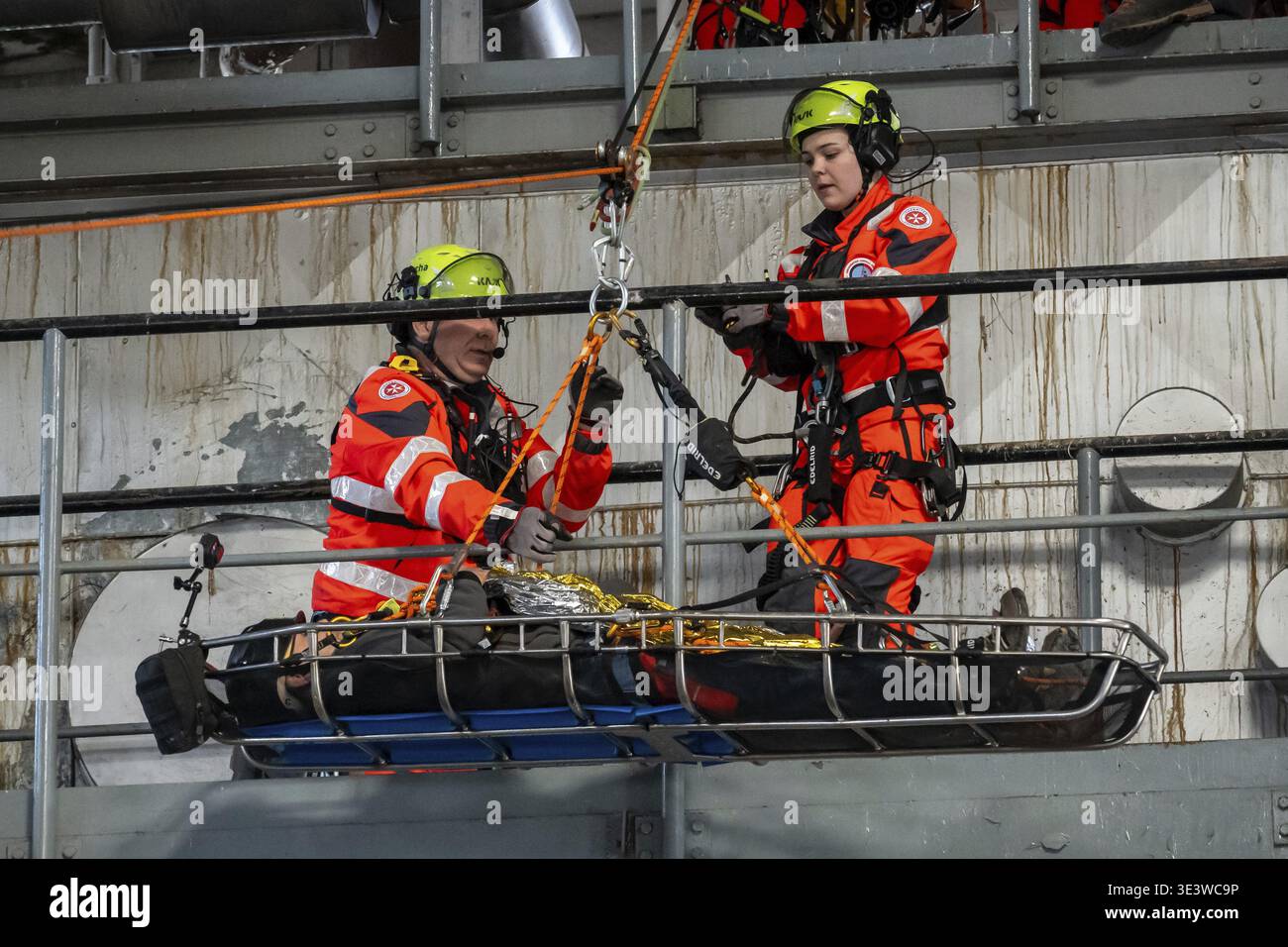 Ambulance personnel hi-res stock photography and images - Alamy