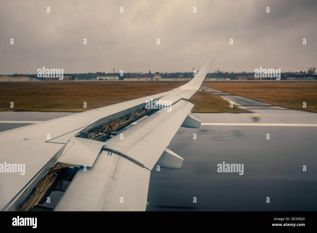 Wet runway hi-res stock photography and images - Alamy