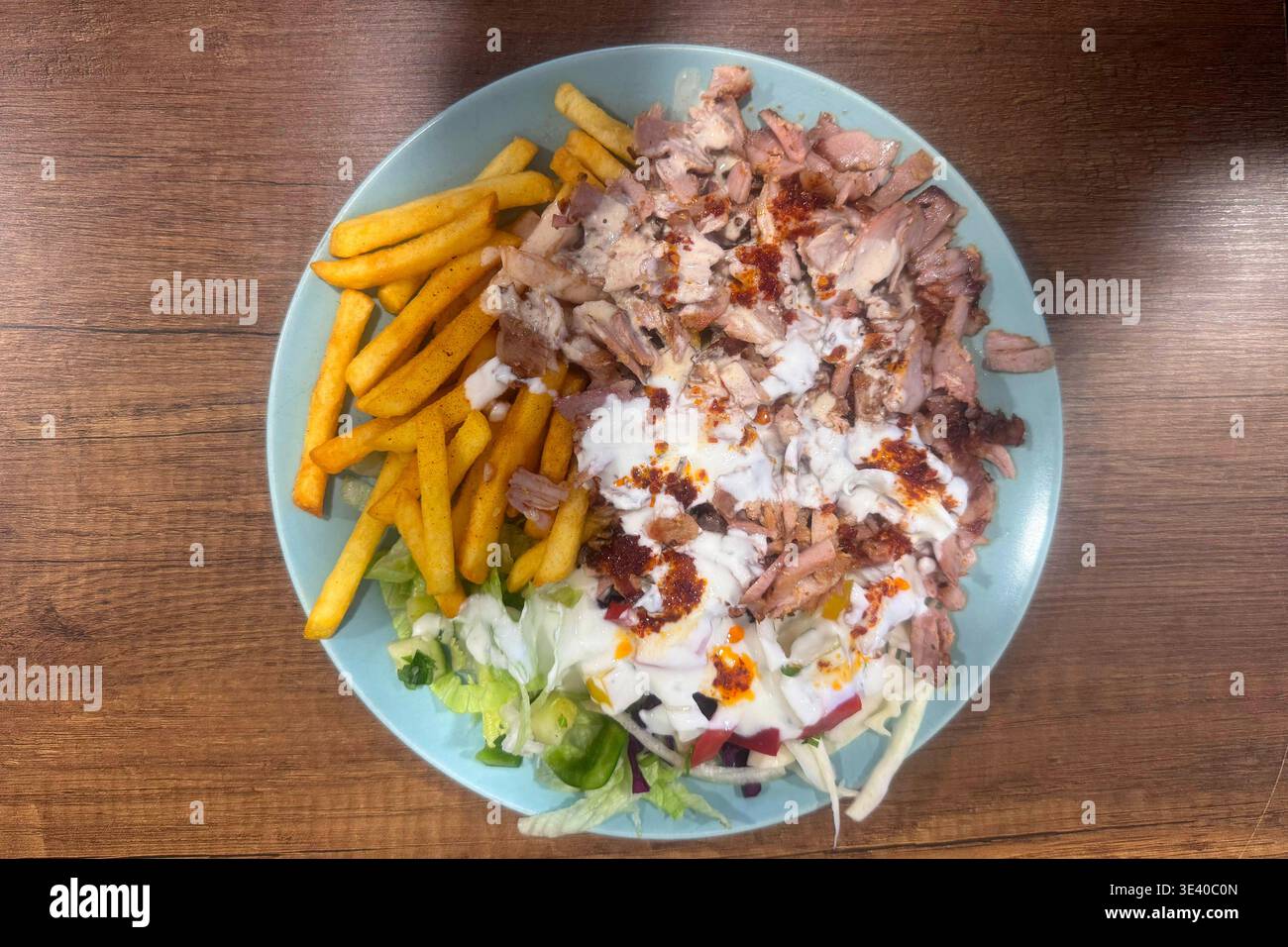 Leckerer Doener Teller. Tellergericht mit frischem Salat, zartem Fleisch und zweierlei Saucen. *** Delicious Doener dish Dish with fresh salad, tender meat and two different sauces Stock Photo