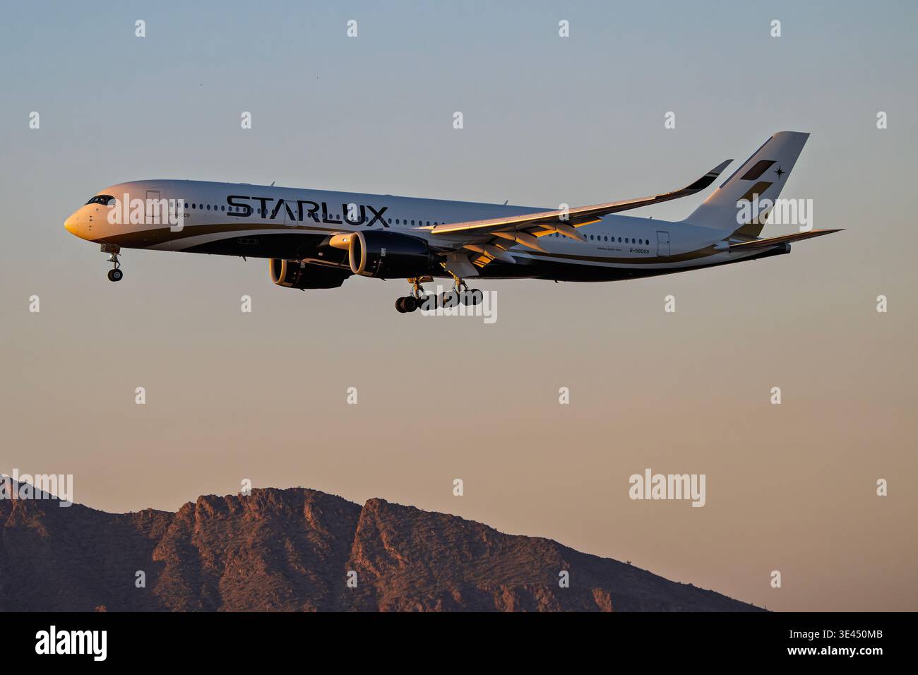 Starlux a350 900 hi-res stock photography and images - Alamy