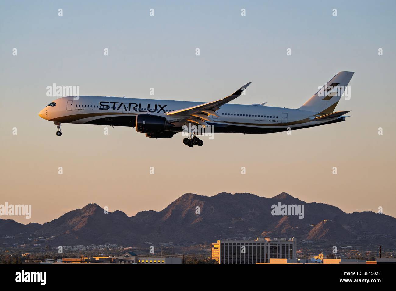 Starlux a350 900 hi-res stock photography and images - Alamy