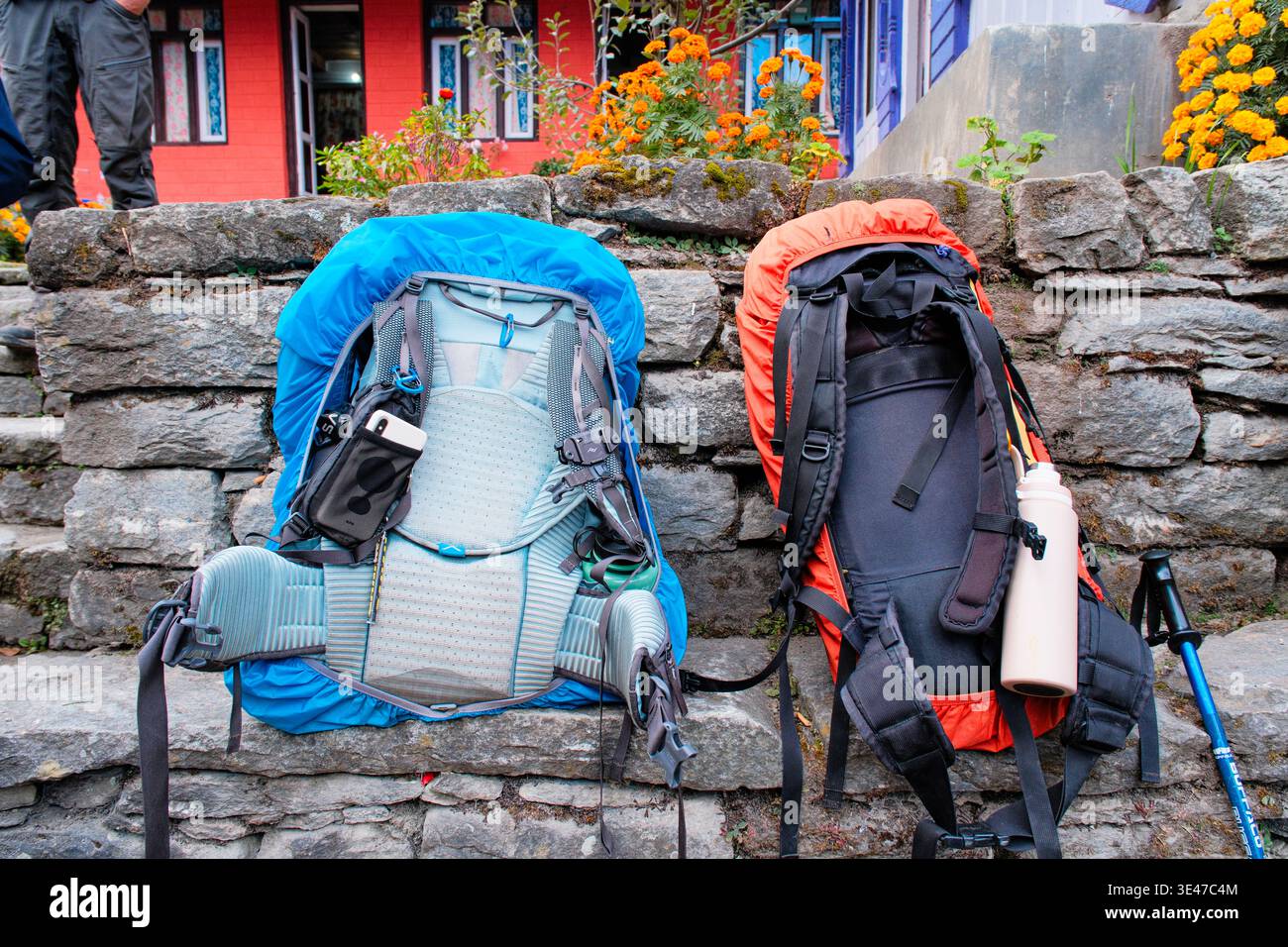 bag rain cover nepal Backpack with rain cover hi-res stock photography and images