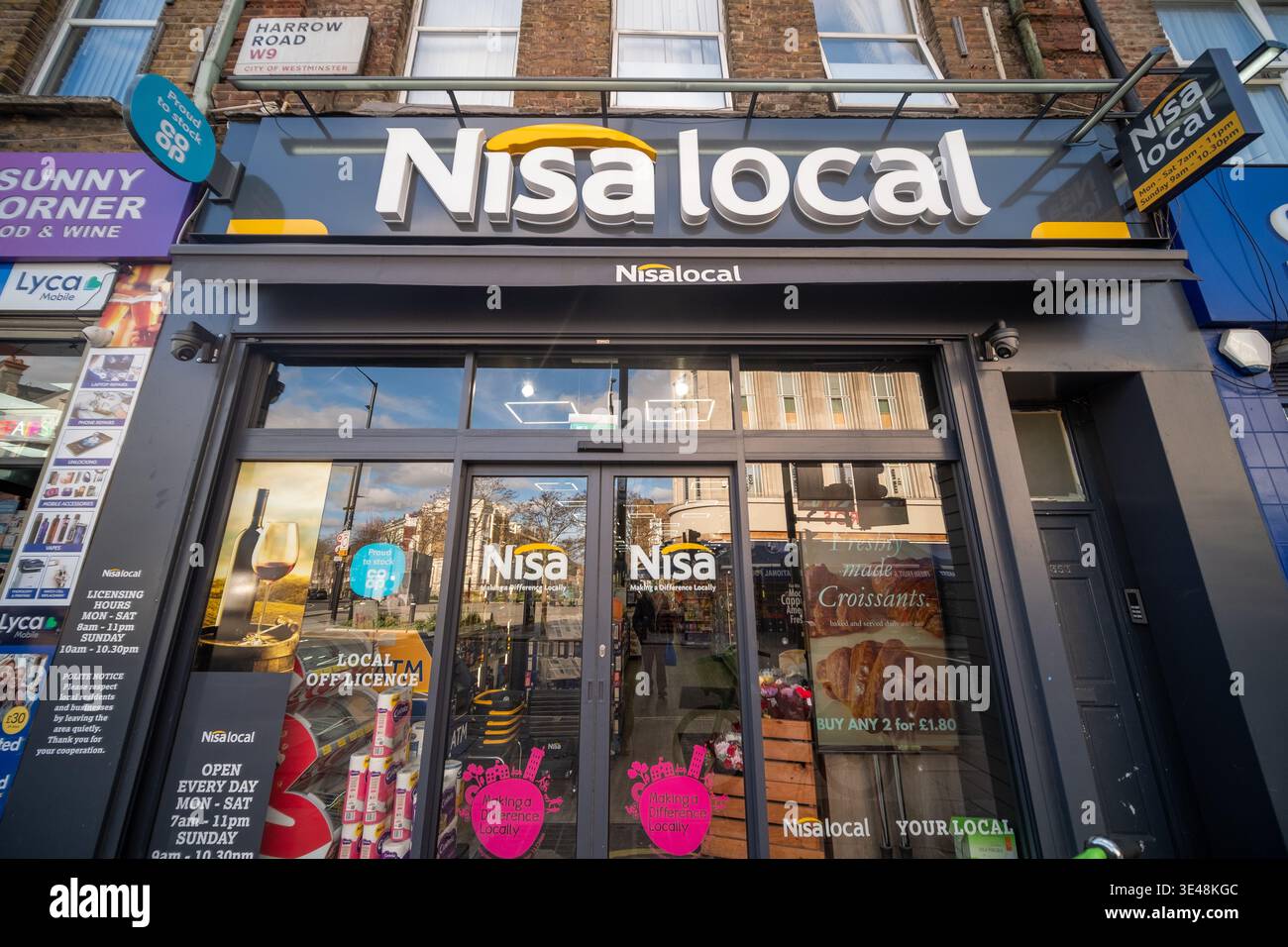 Off licence london corner shop hi-res stock photography and images