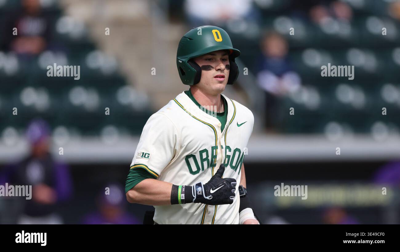 Oregon's Maddox Molony (9) runs to first base during an NCAA baseball ...