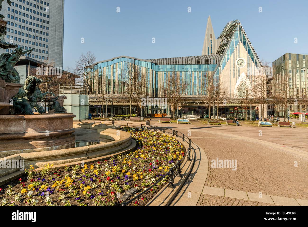Paulinum (2007–2017, architect Erick van Egeraat). Reconstructed sections of the destroyed St Pauli monastery church (1240), built in glass and stone, serving as a lecture theatre and place of worship; consecrated in 1545 by Martin Luther as a Protestant university church. The Gothic St Paul’s Church stood until its demolition in 1968 by the GDR authorities. Leipzig, Saxony, Germany Stock Photo