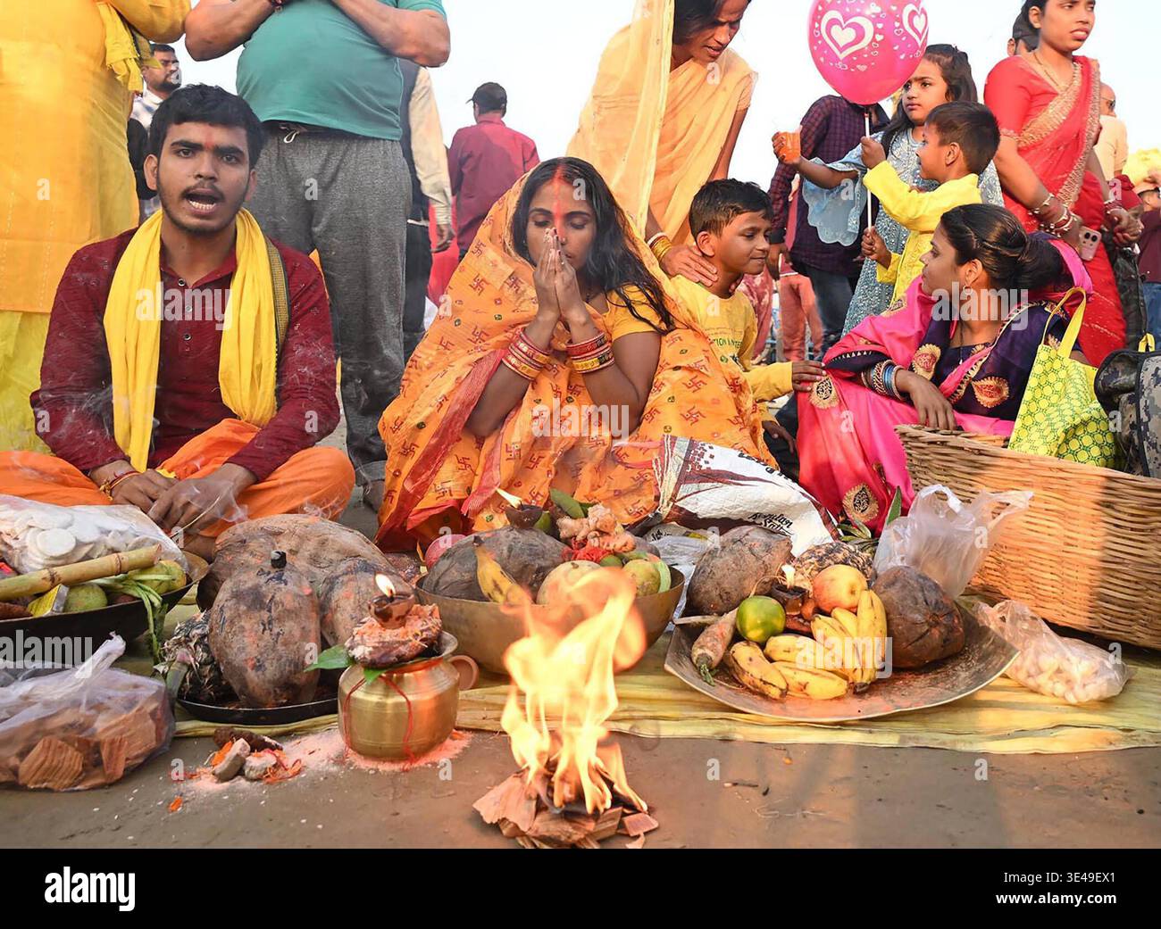 PATNA, INDIA - MARCH 25: Chhath devotees worshiping at the bank of ...