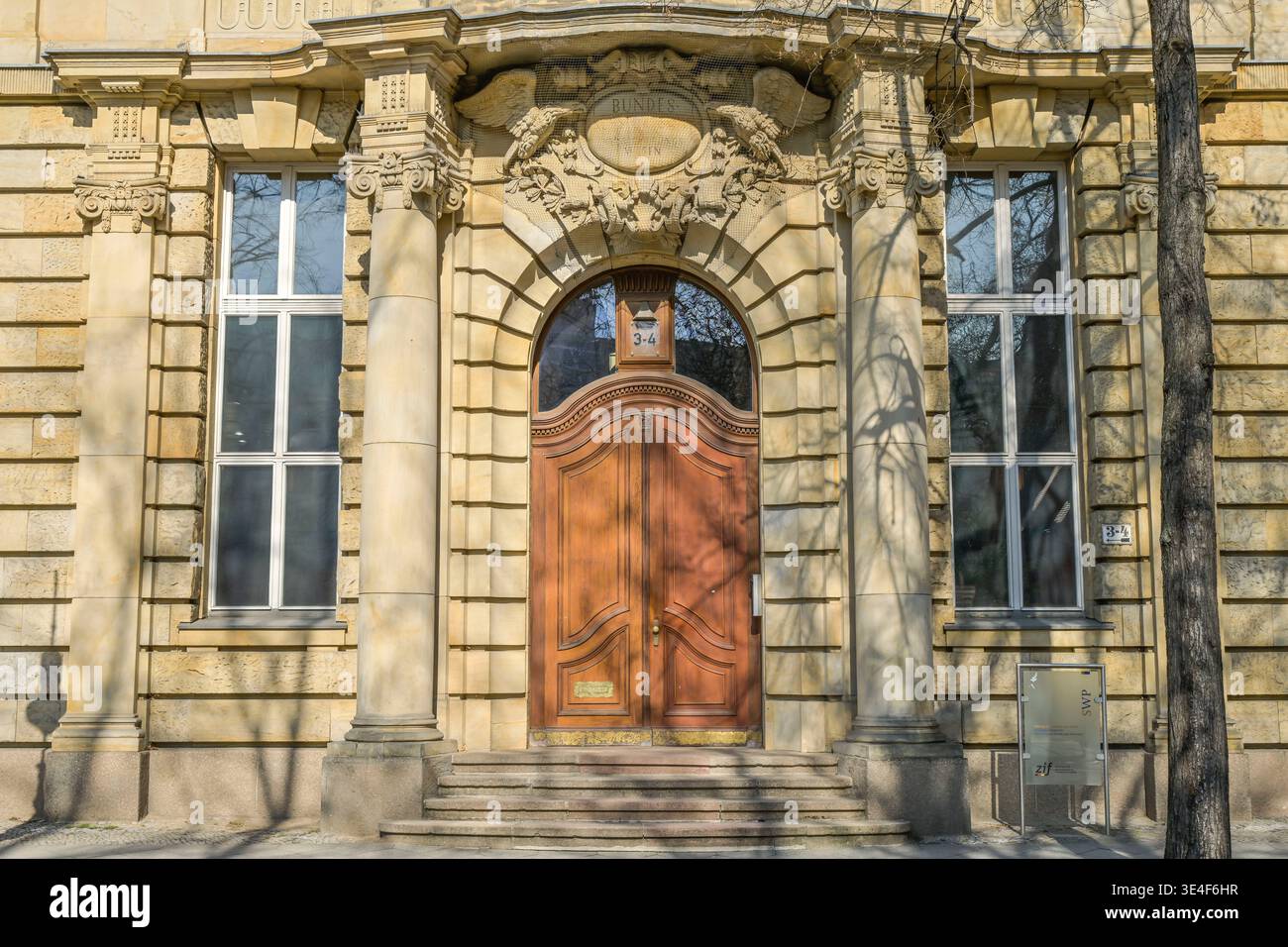Stiftung Wissenschaft und Politik, Ludwigkirchplatz, Wilmersdorf, Charlottenburg-Wilmersdorf, Berlin, Deutschland Stock Photo