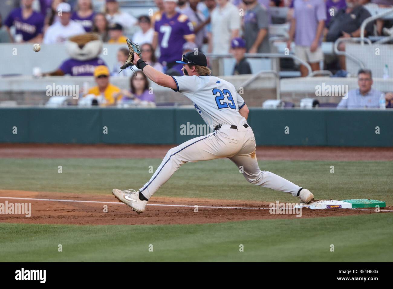 Baton Rouge, LA, USA. 27th Mar, 2026. Kentucky first baseman Hudson ...