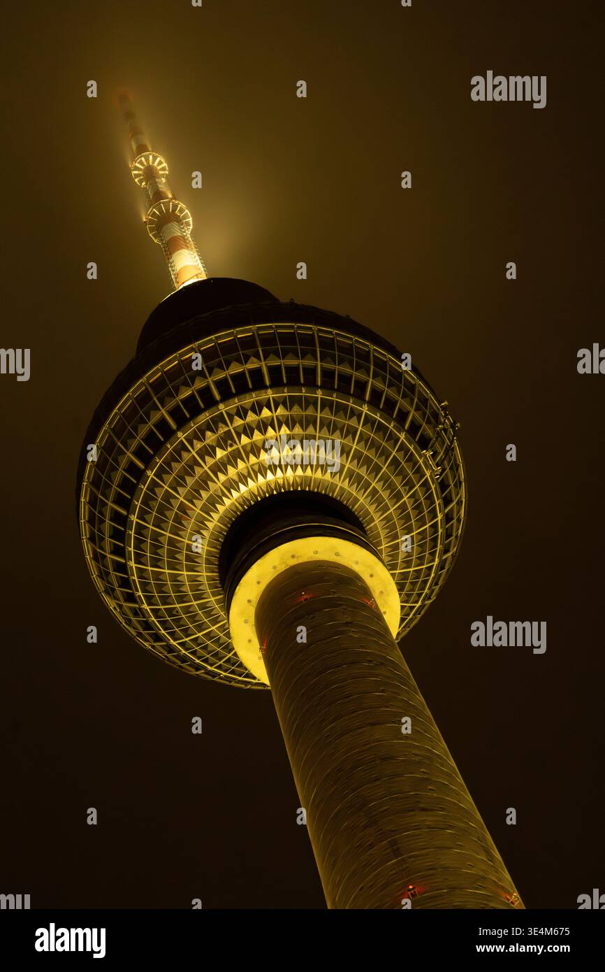 Berliner Fernsehturm bei Nacht, Unteransicht moderner Turmarchitektur, Alexanderplatz, Berlin-Mitte, Deutschland Stock Photo