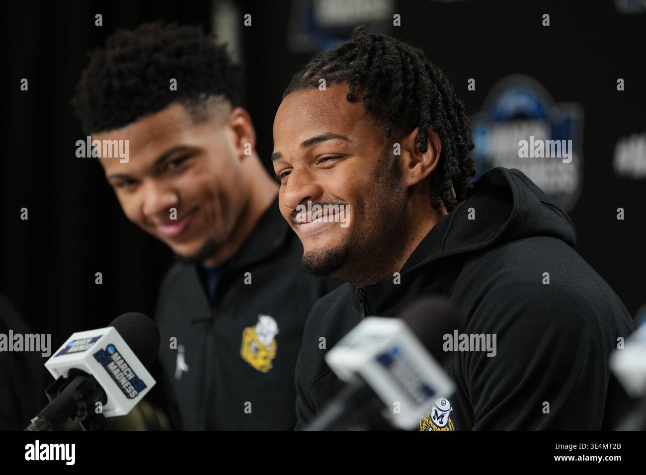 Michigan's Roddy Gayle Jr., right, listens to a question alongside ...