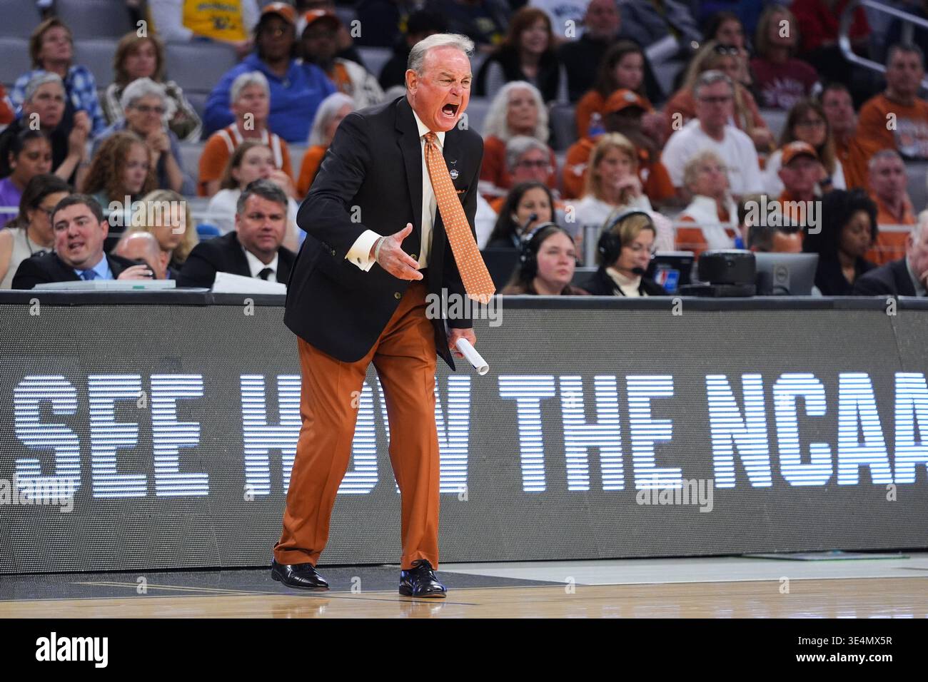 Texas head coach Vic Schaefer reacts to play in the second half in the ...