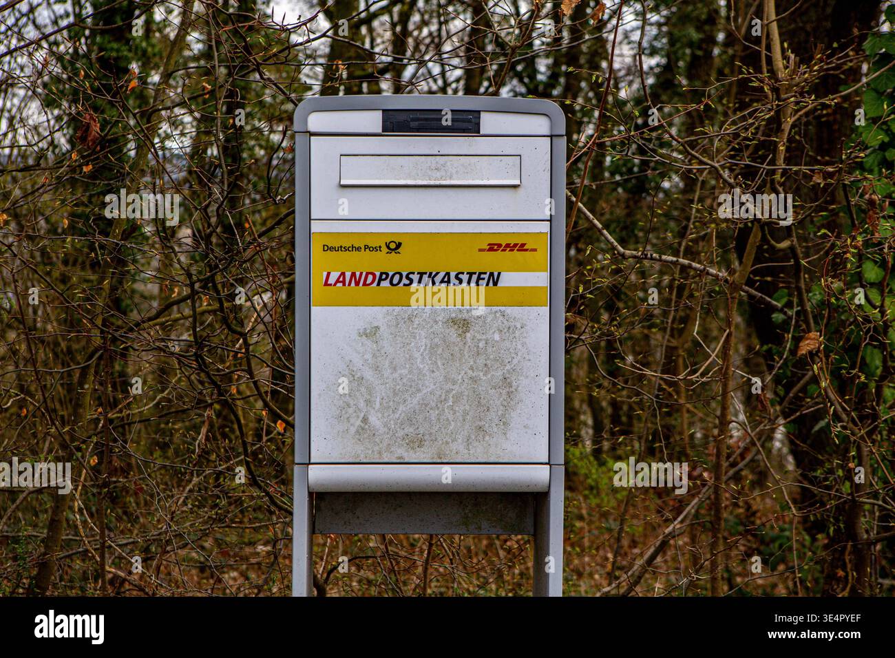 Ein Hausbriefkasten auf dem Lande von der Deutschen Post AG ...