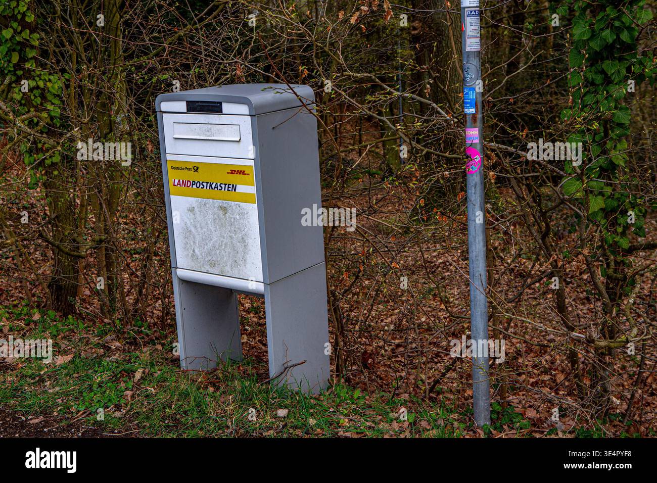 Ein Hausbriefkasten auf dem Lande von der Deutschen Post AG ...