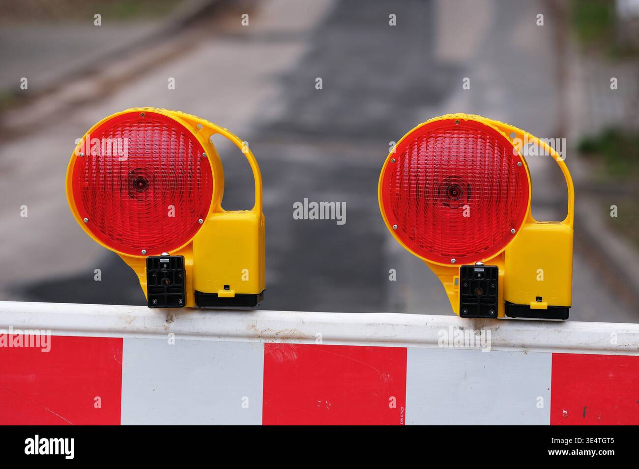 LED Baustellen-Warnleuchte Gelb – Mit Dauer- Und Blinklicht, Dämmerungssensor, 2x 6V Batterien & Schlüssel Inklusive