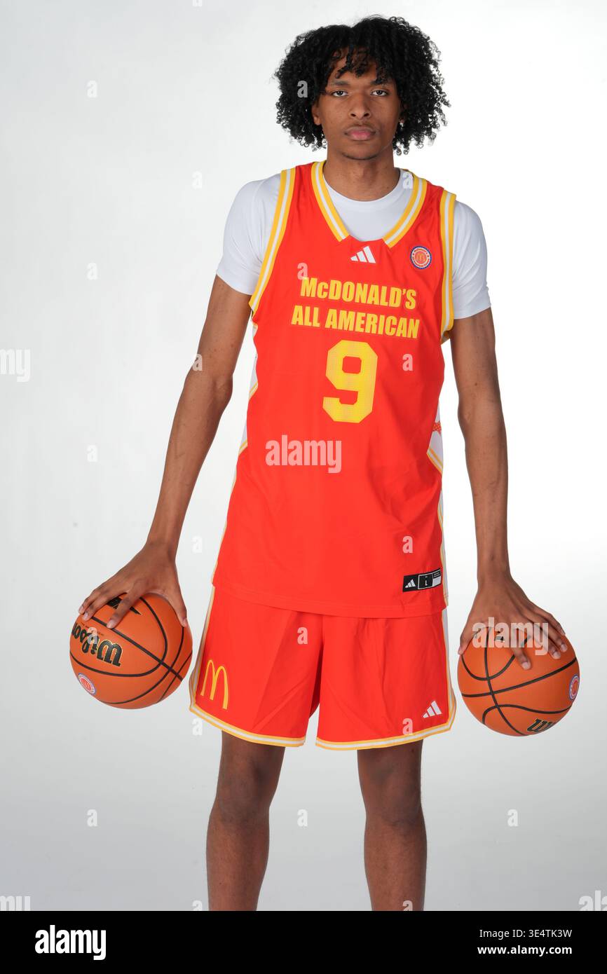 GLENDALE, AZ - MARCH 27: McDonalds High School All American center ...