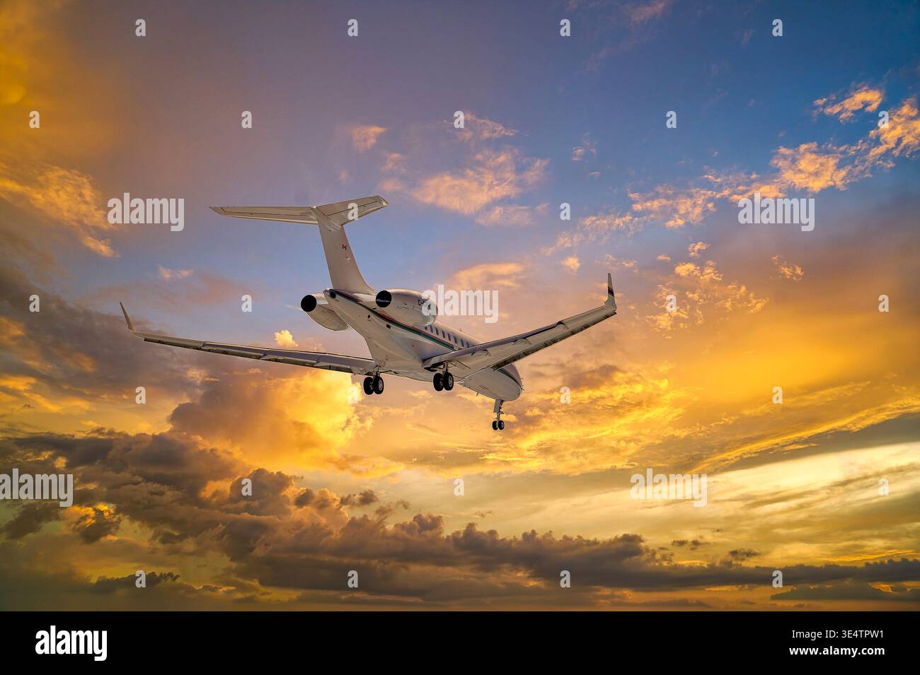 Bombardier global 5000 aircraft hi-res stock photography and images - Alamy