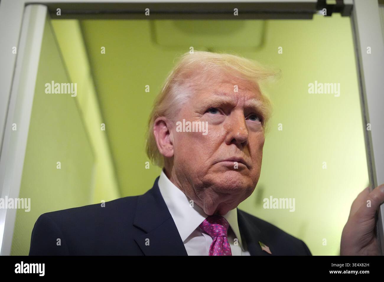 President Donald Trump speaks to reporters aboard Air Force One en route from West Palm Beach, Fla., to Joint Base Andrews, Md., Sunday, March 29, 2026. (AP Photo/Mark Schiefelbein) Stock Photo