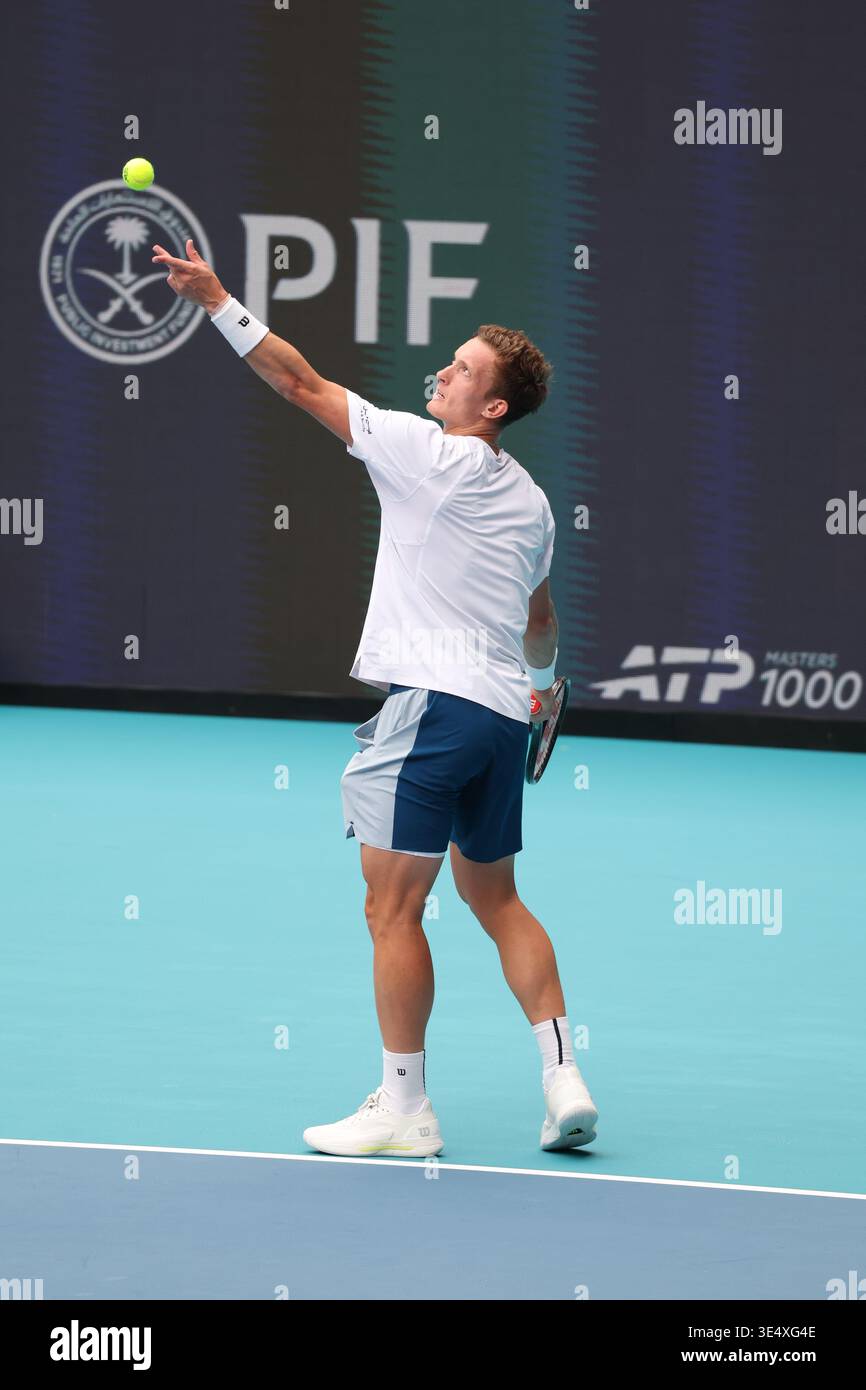 MIAMI GARDENS, FLORIDA - MARCH 29: Jannik Sinner of Italy defeats Jiri ...