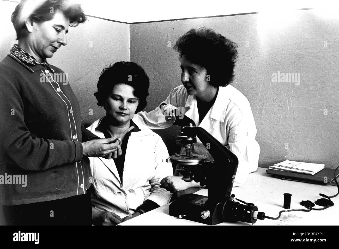 1950s research lab hi-res stock photography and images - Alamy