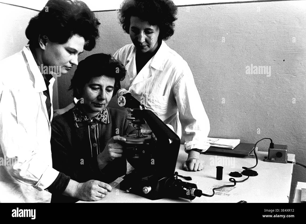 1950s research lab hi-res stock photography and images - Alamy