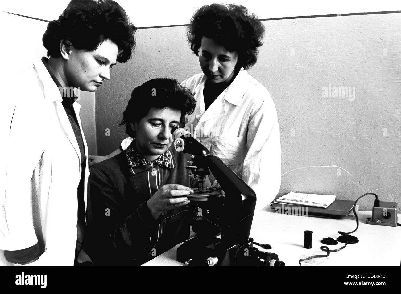 1950s research lab hi-res stock photography and images - Alamy
