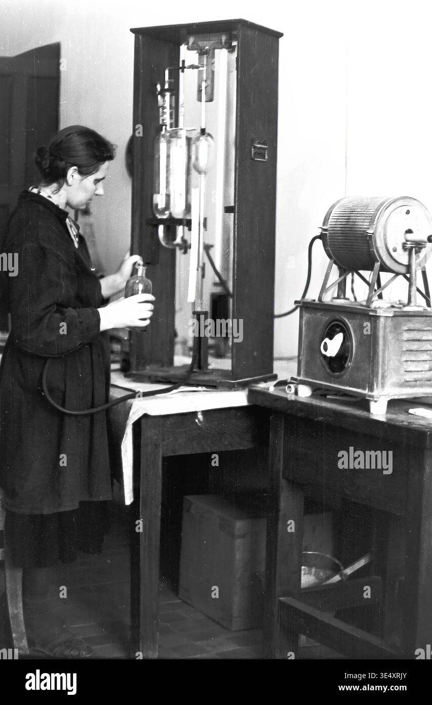 1950s research lab hi-res stock photography and images - Alamy